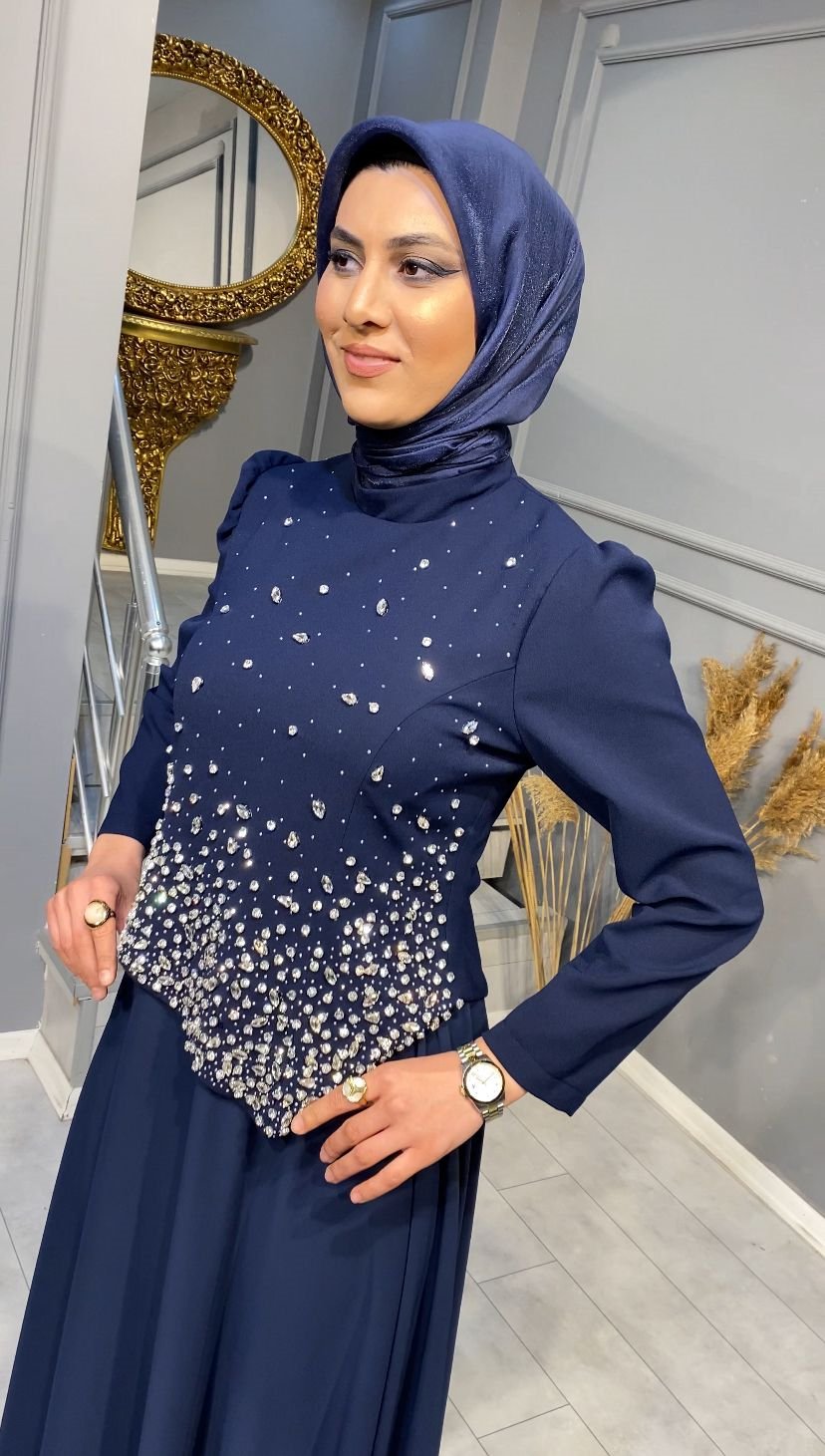 NEVON SWAROVSKİ TAŞ İŞLEMELİ ÜSTÜ KREP ALTI ŞİFON DETAYLI ELBİSE