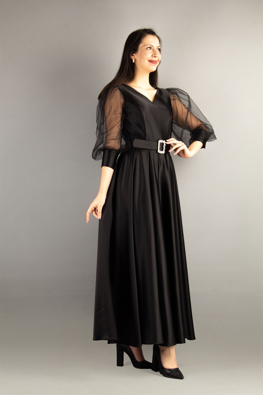 فستان طويل واسع بياقة على شكل V وأكمام منفوخة من التول مع حزام - أسود