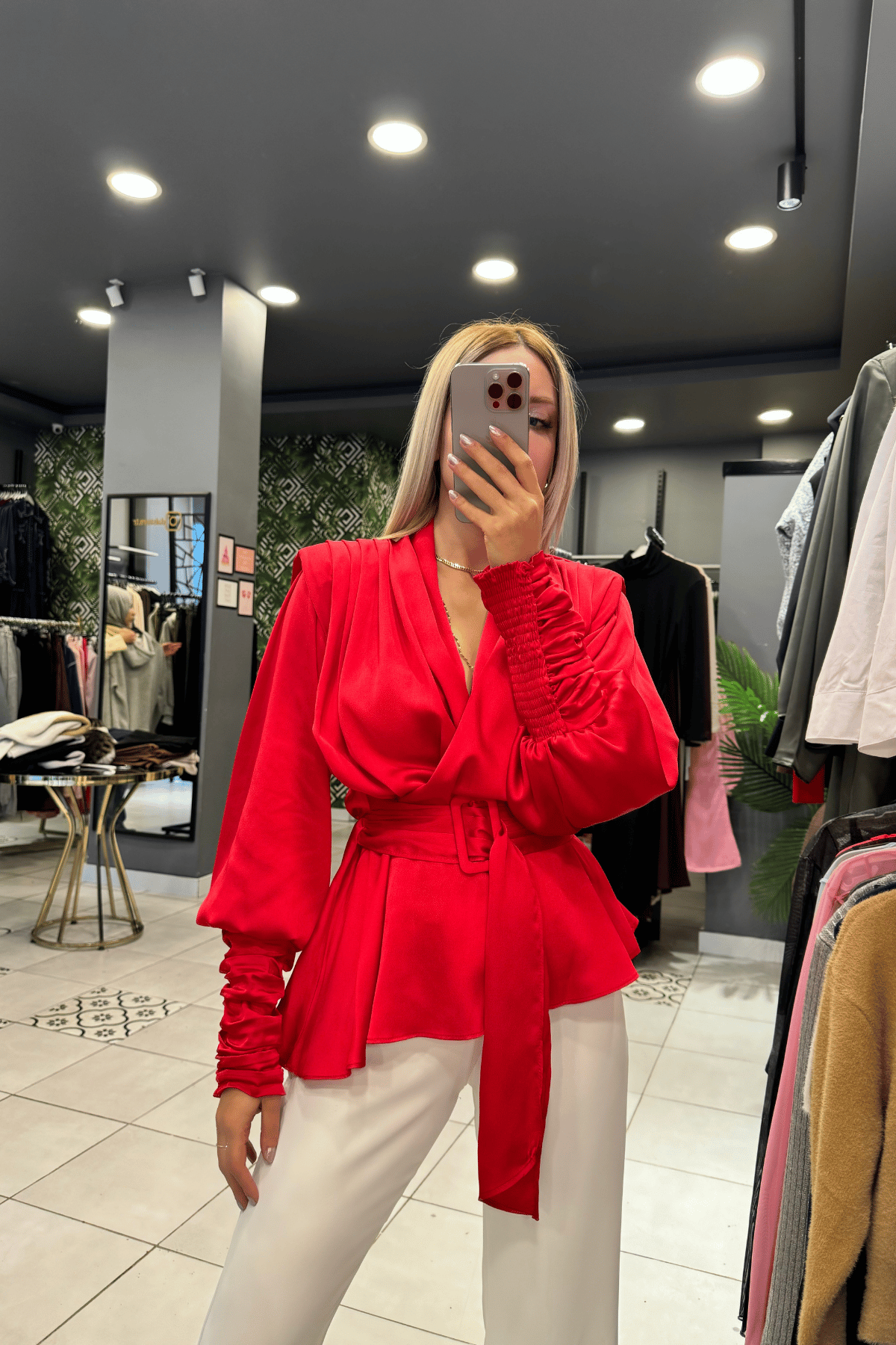 Kırmızı Saten Kemerli Vatkalı Bluz | Dal Store