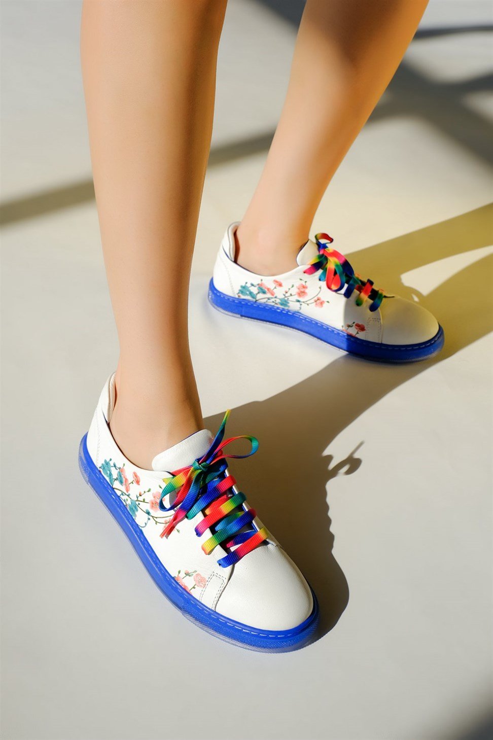 Kadın Hakiki Deri Mavi Tabanlı Çiçek Desenli ve Renkli Bağcıklı Spor  Ayakkabı BEYAZ/MAVİ
