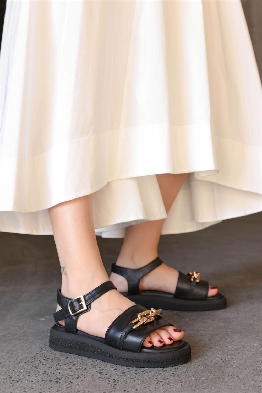 Nilufarr Caremio Siyah Hakiki Deri Altın Tokalı Kadın Sandalet