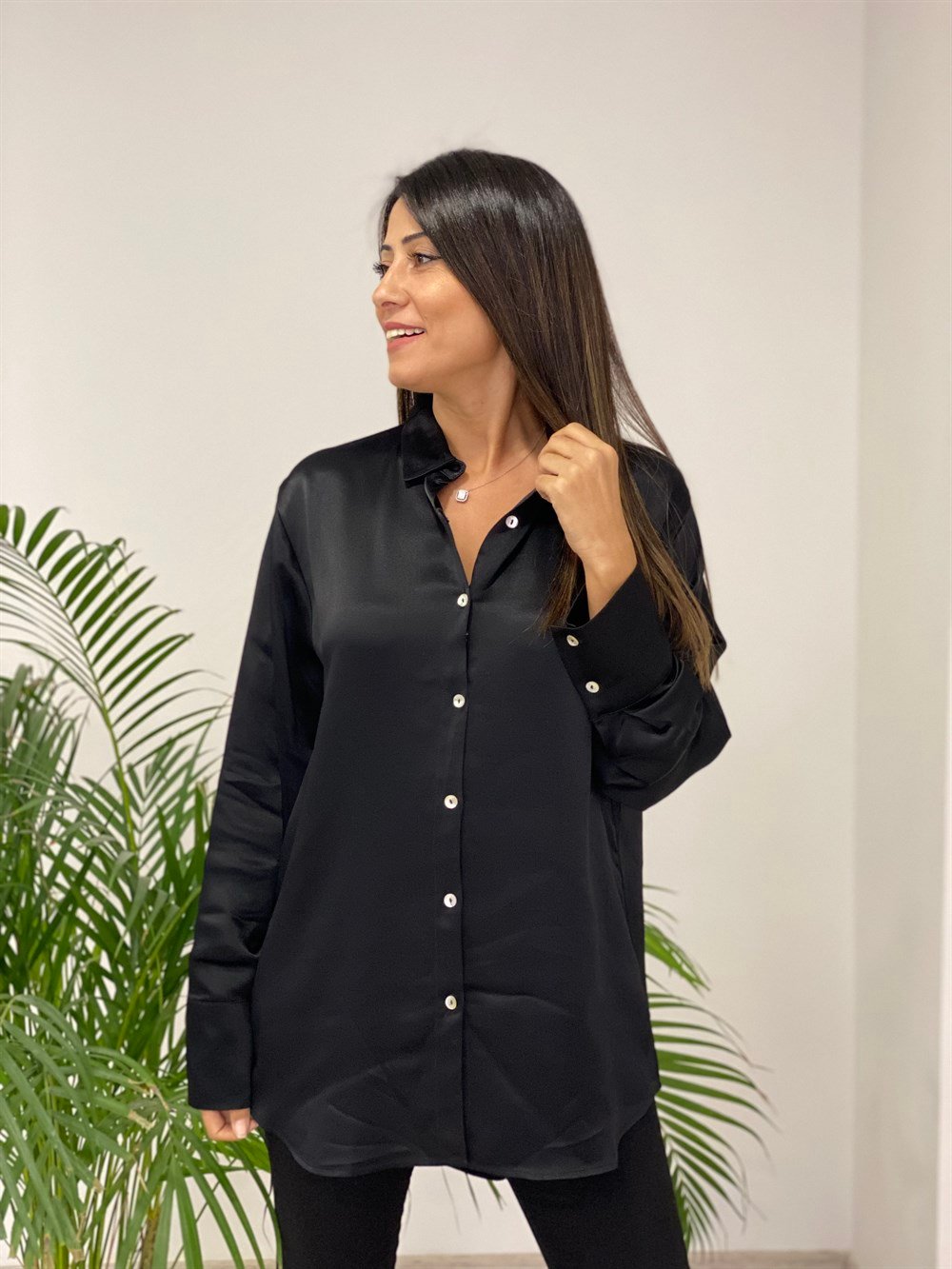 Siyah Kol Manşeti İki Düğmeli Saten Kadın Gömlek