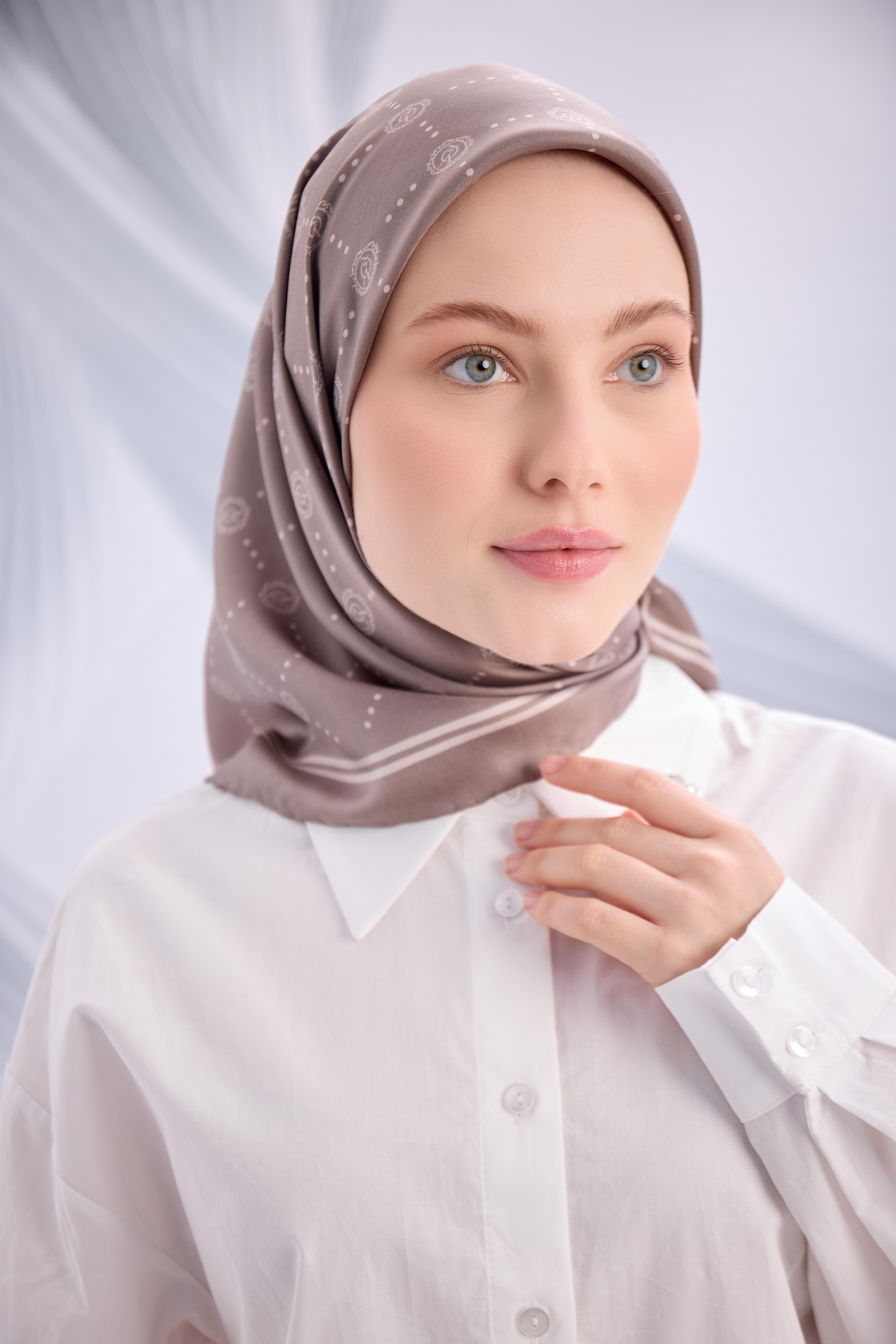 SÜTLÜ KAHVE TWİLL İPEK MONOGRAM EŞARP-YQ01003
