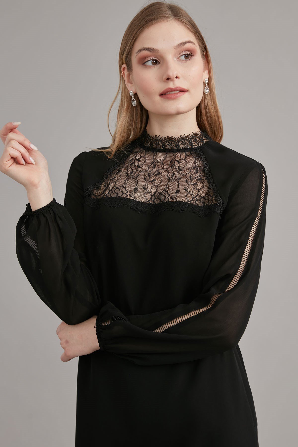 Elbise- Dantel Şerit Kombinli Dik Yaka, Ön Roba Dantel Ve Bel Üstü Deri  Kemer Detaylı
