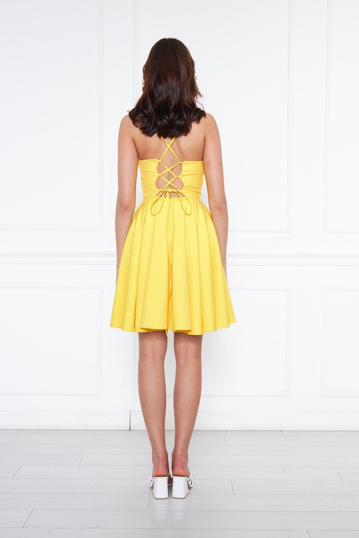 Kadın Sırtı İp Bağlamalı Göbek Pencereli Dokuma Kumaş Pileli Mini Kloş  Elbise-Sarı