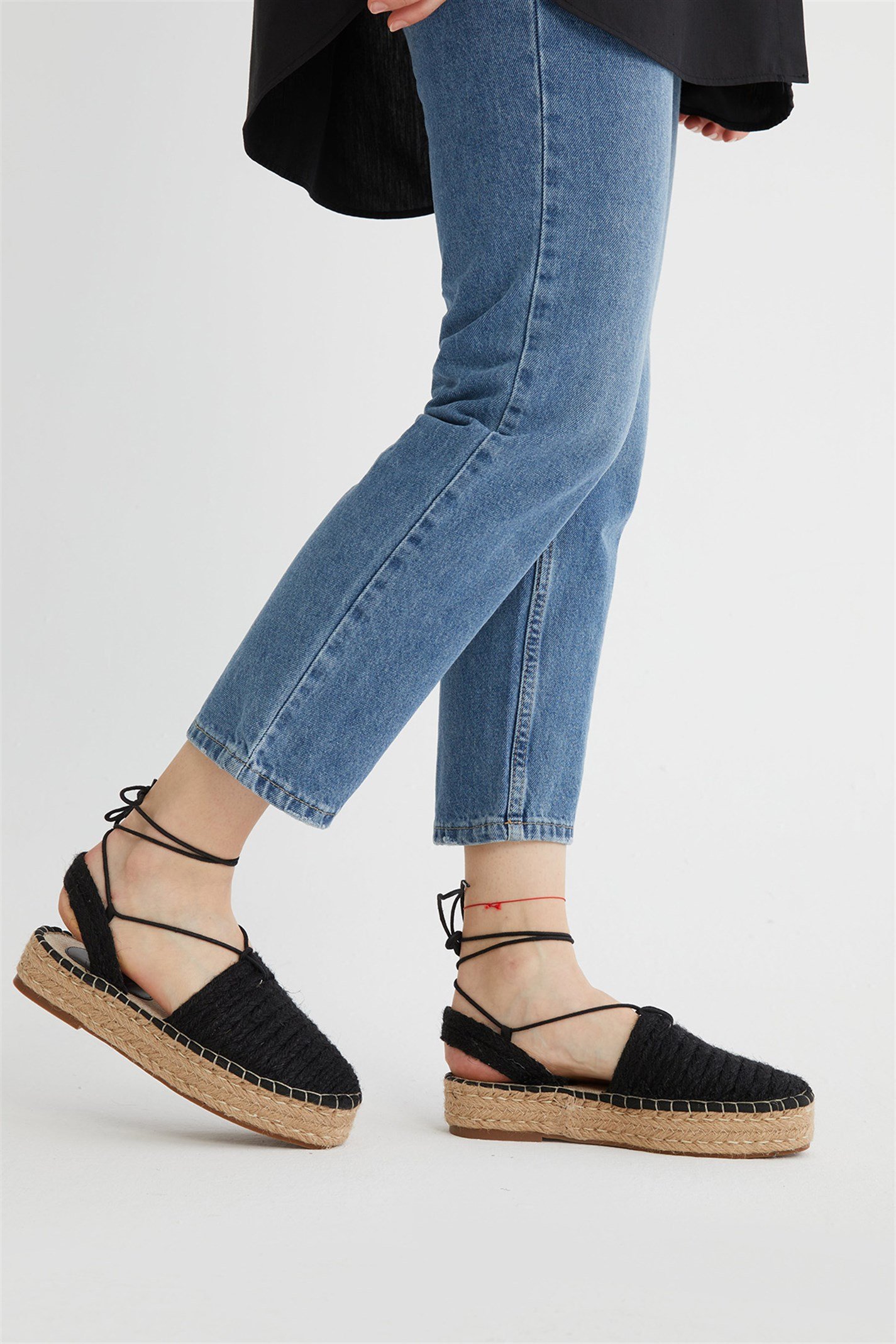 Siyah Bağlamalı Hasır Sandalet | Suud Collection