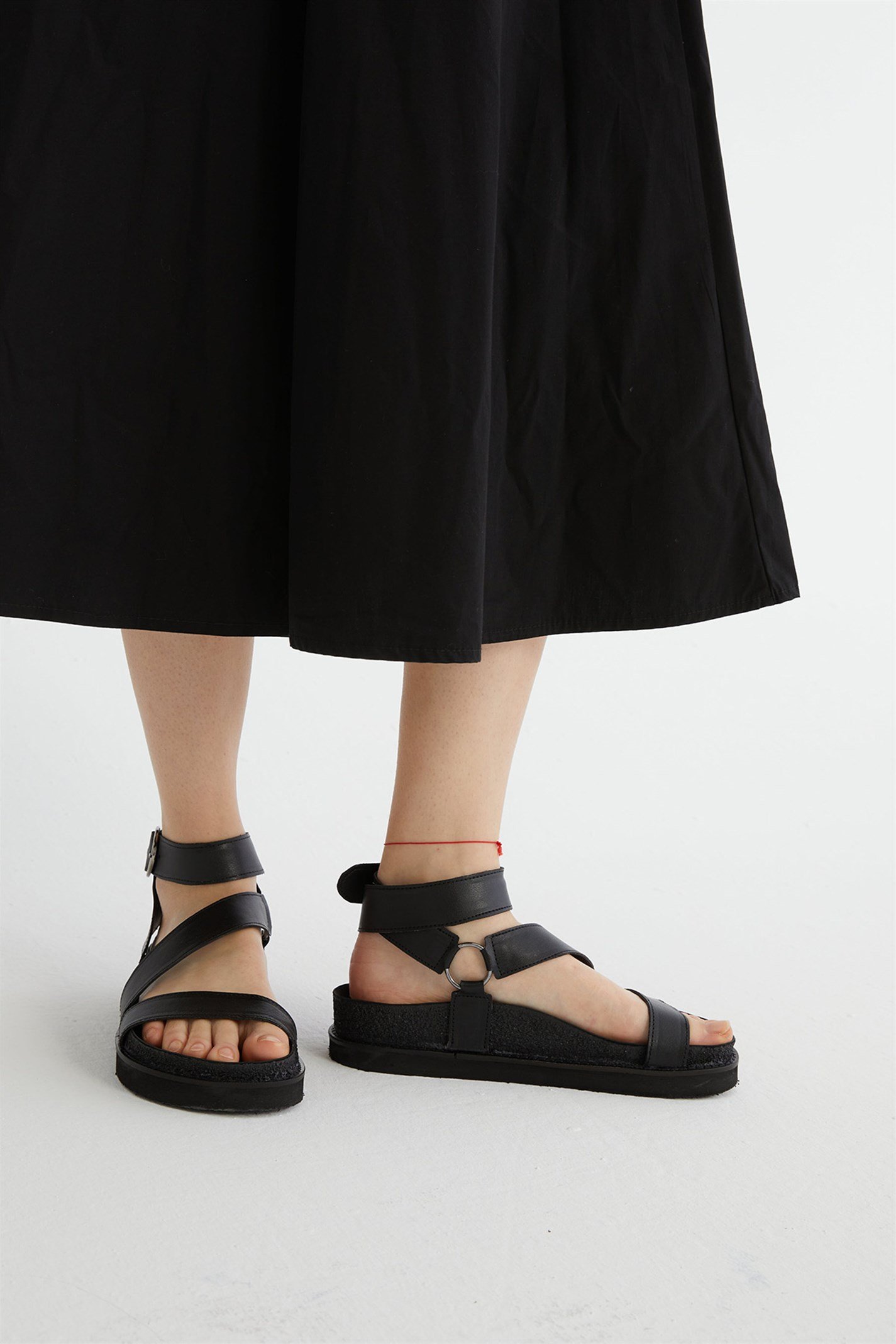 Siyah Bilekten Bağlamalı Deri Sandalet | Suud Collection