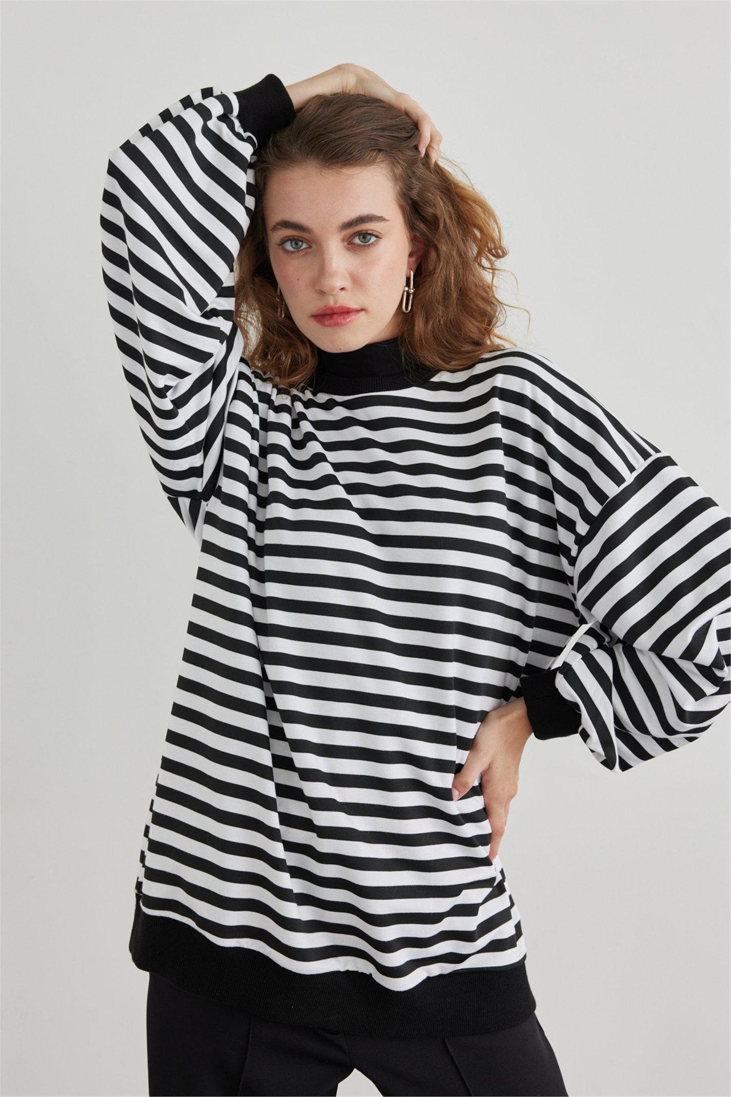 Sweatshirt with 2025 striped sleeves