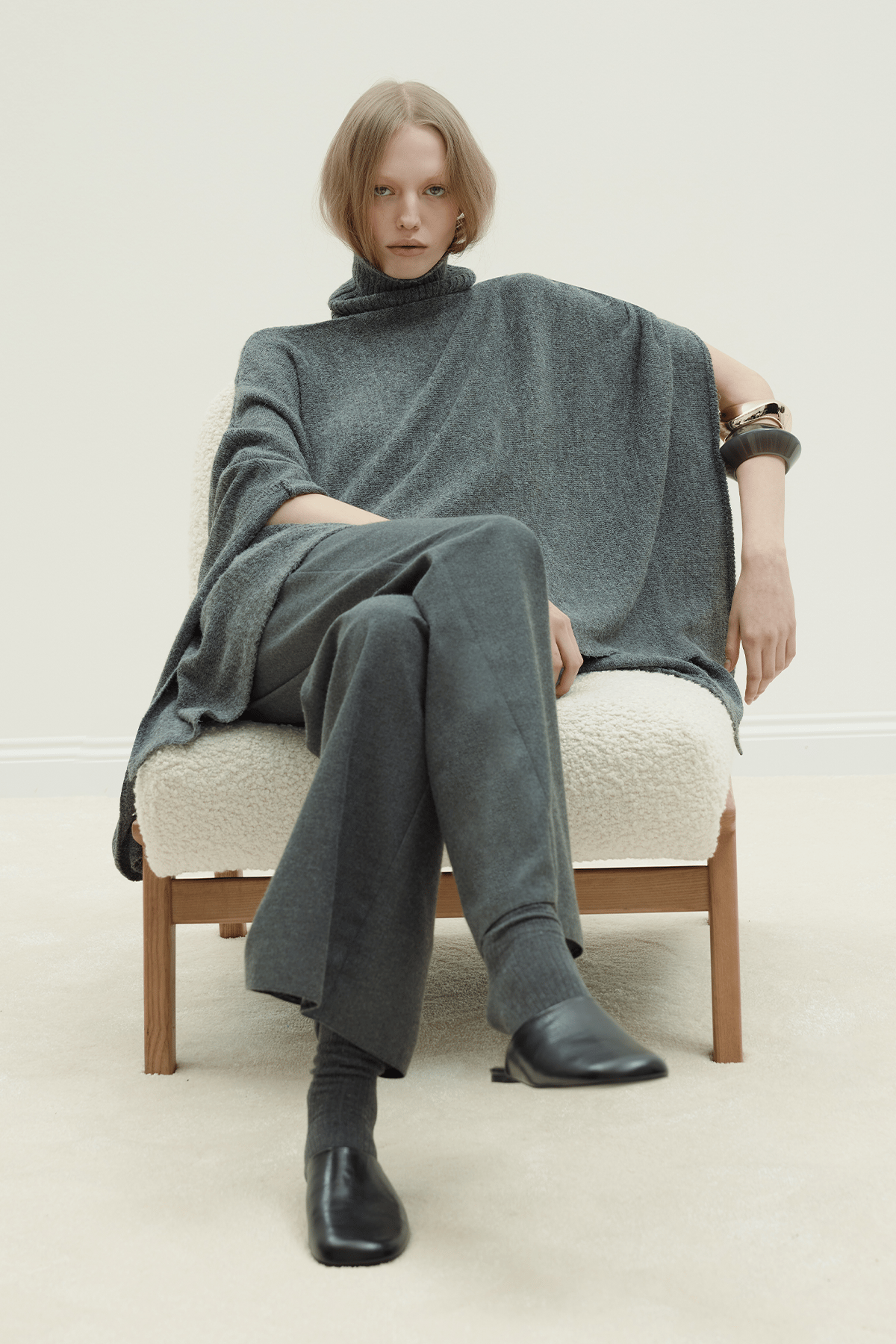 美品HYEON ted cape / gray Dark Grey Oversize Knit Cape | Suud Collection