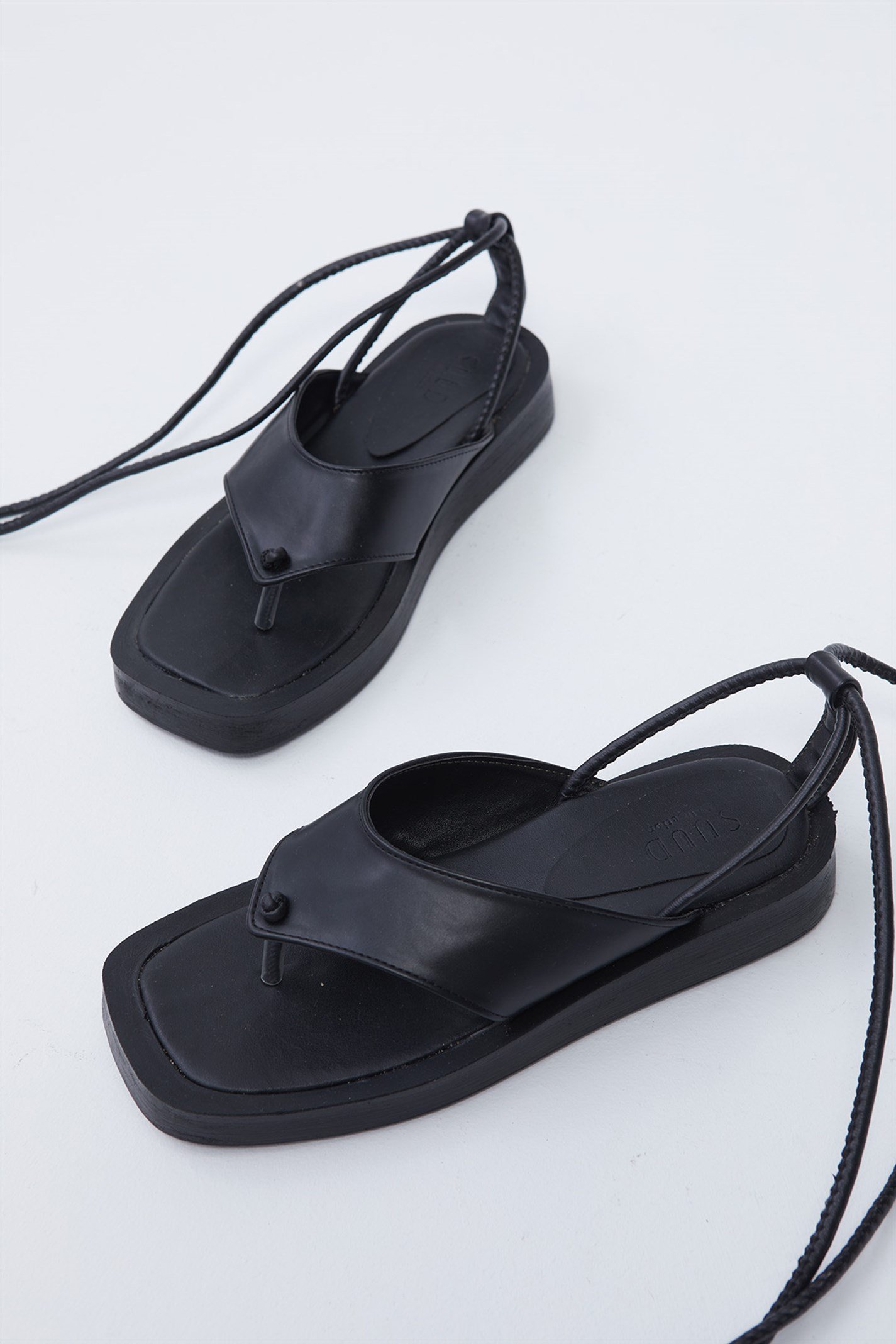 Siyah Parmak Arası Bilekten Bağlamalı Deri Sandalet | Suud Collection