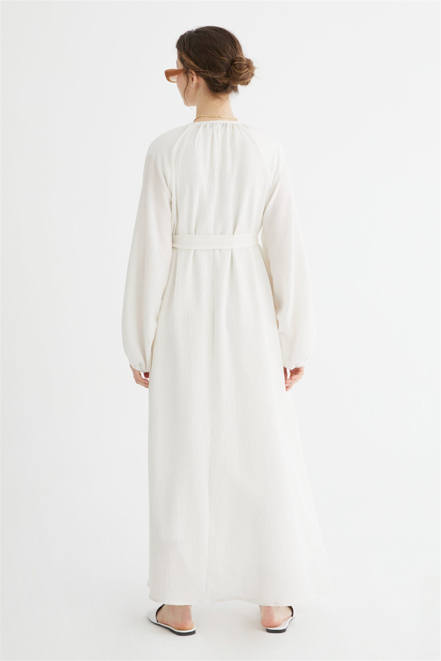 Beyaz Patlı Kemerli Elbise | Suud Collection