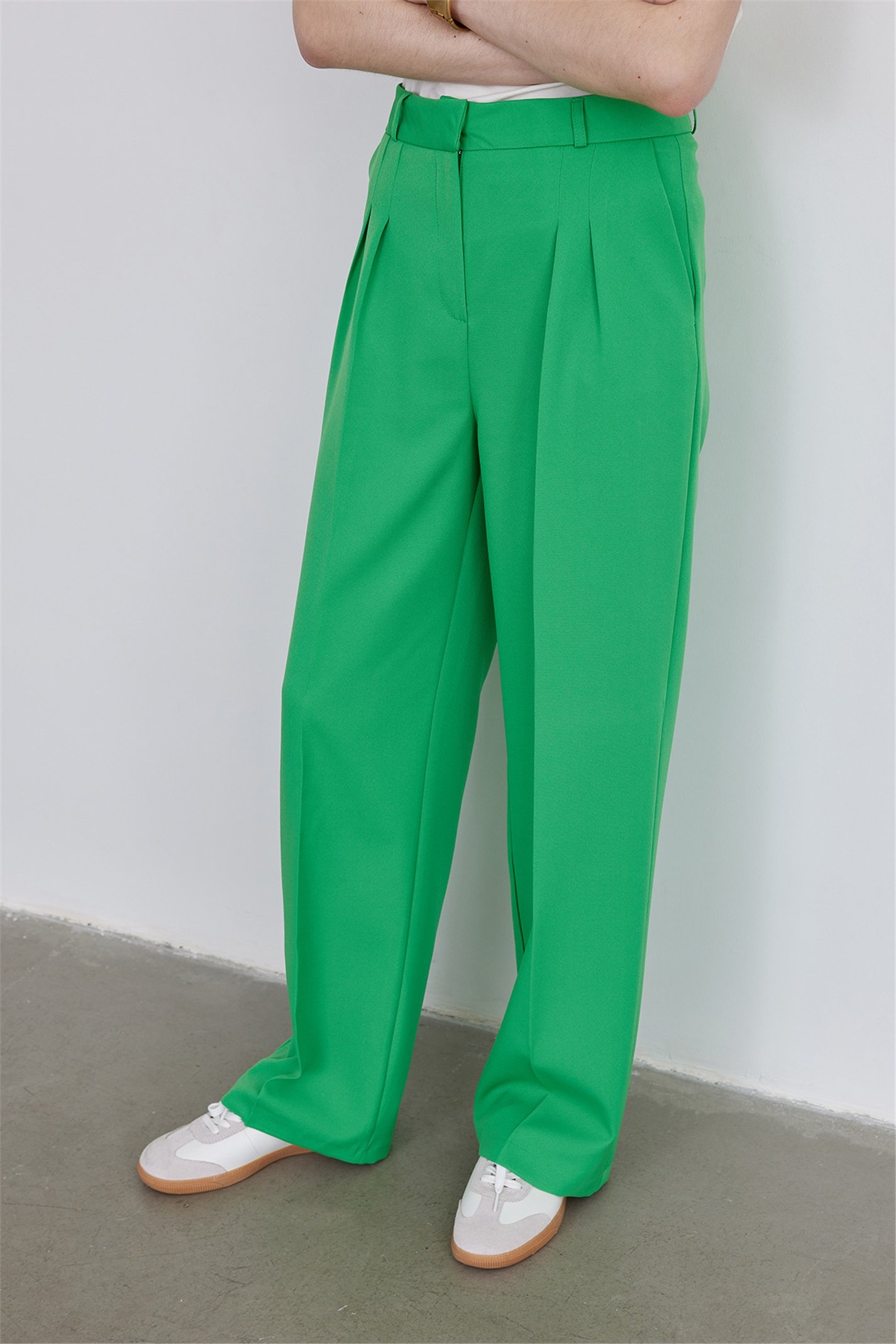 Green on sale pleated trousers