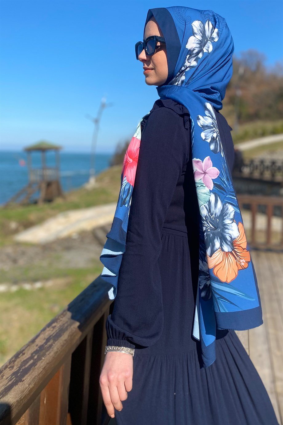 Lacivert Çiçekli Şal - Rabia Şamlı | Tesettür Giyim, Elbise ve Kadın Giyim  Modası