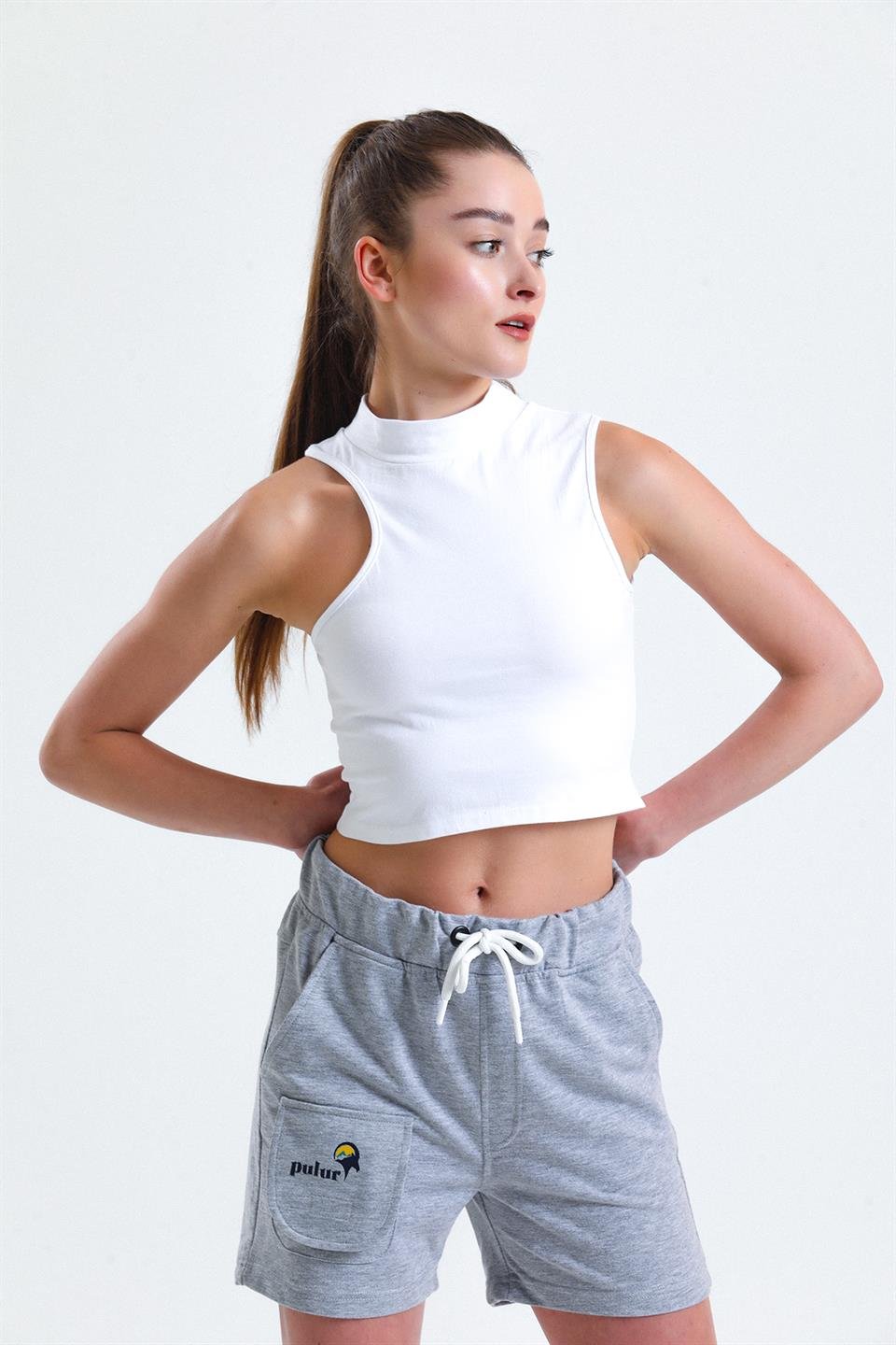 Beyaz Dik Yaka Kol Detaylı %100 Pamuk Crop Top