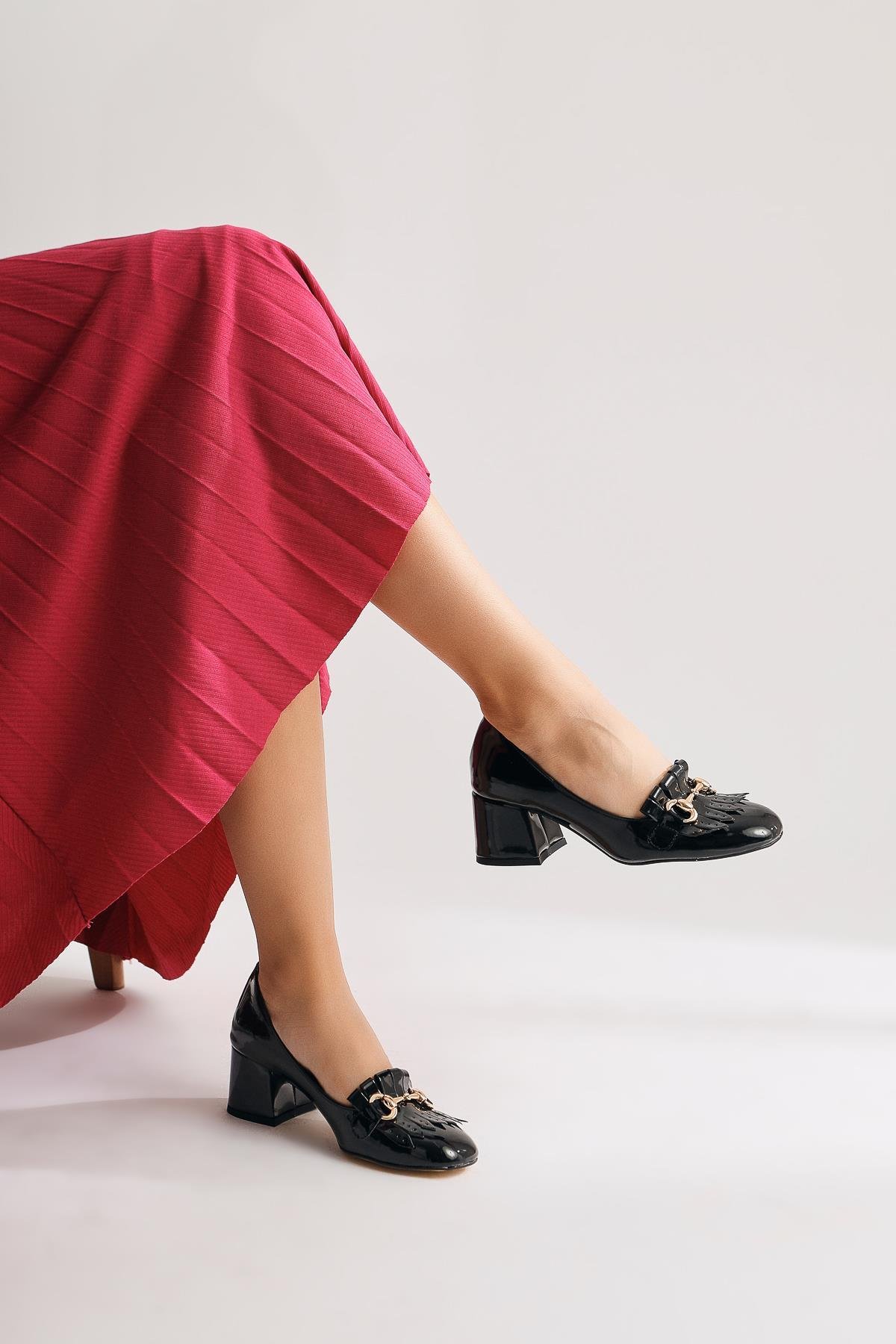 Anne-Caroline Siyah Rugan Toka Detaylı Kısa Topuklu Ayakkabı | Limoya.com  ile Modayı Keşfet!