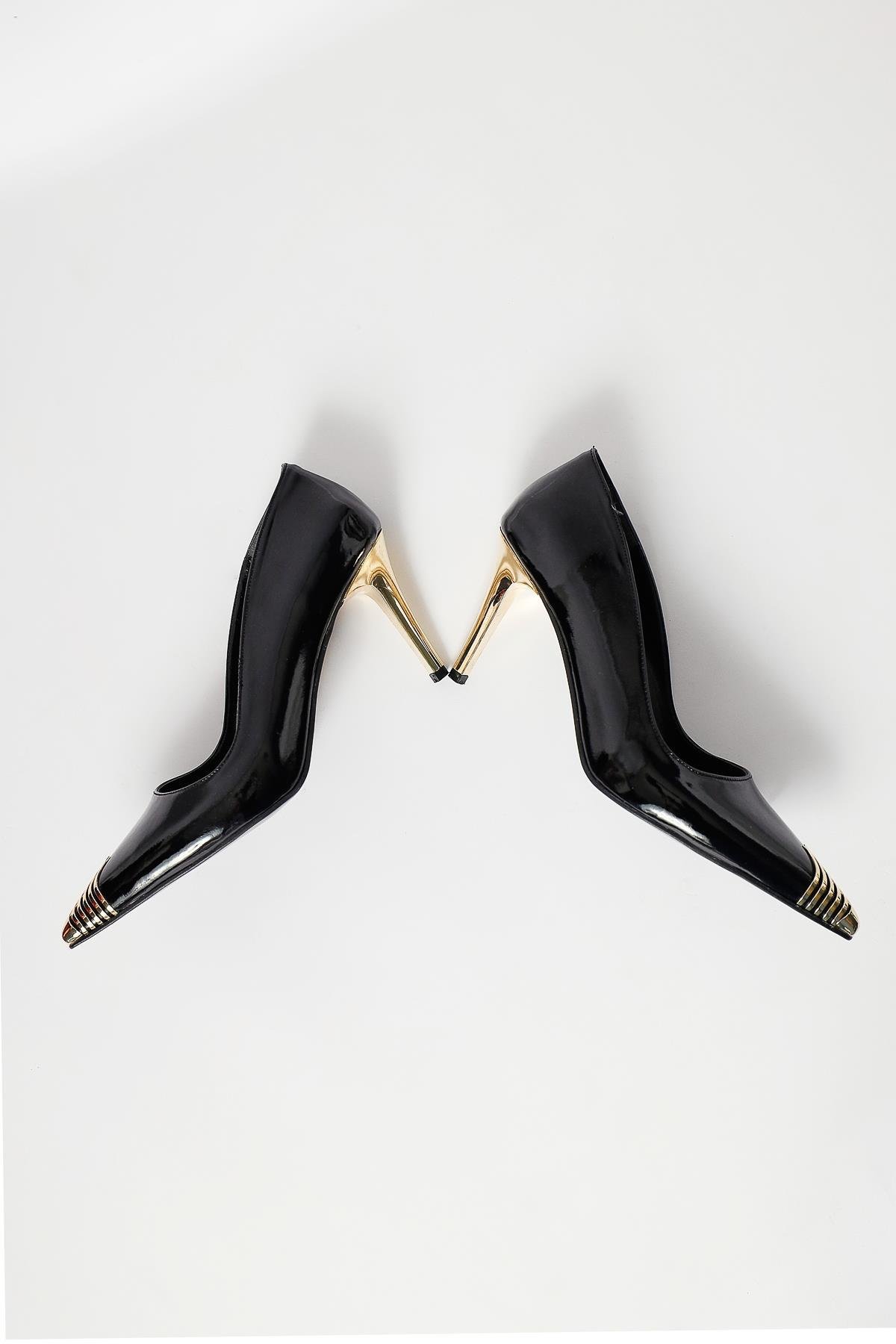 Carly Siyah Altın Detaylı Sivri Burunlu İnce Topuklu Ayakkabı | Limoya.com  ile Modayı Keşfet!