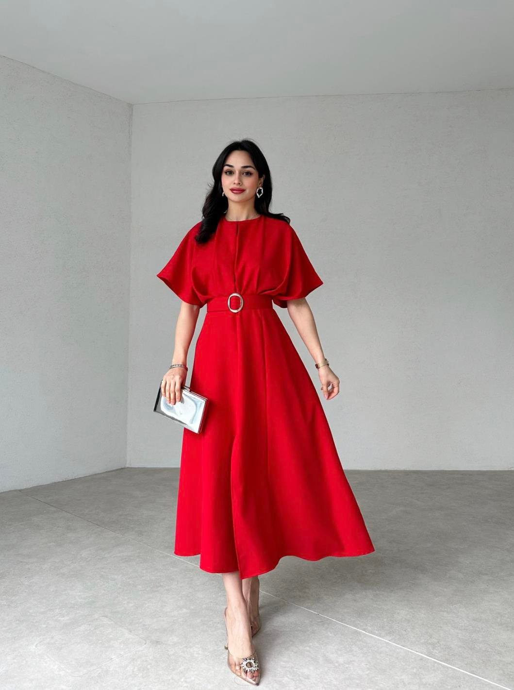 Şıklığı ve zarafeti bir arada sunan Kırmızı Piliseli Kemerli Yırtmaçlı  Elbise seçenekleri, afisbutik.com'da! En şık elbiseler burada, hemen  inceleyin.