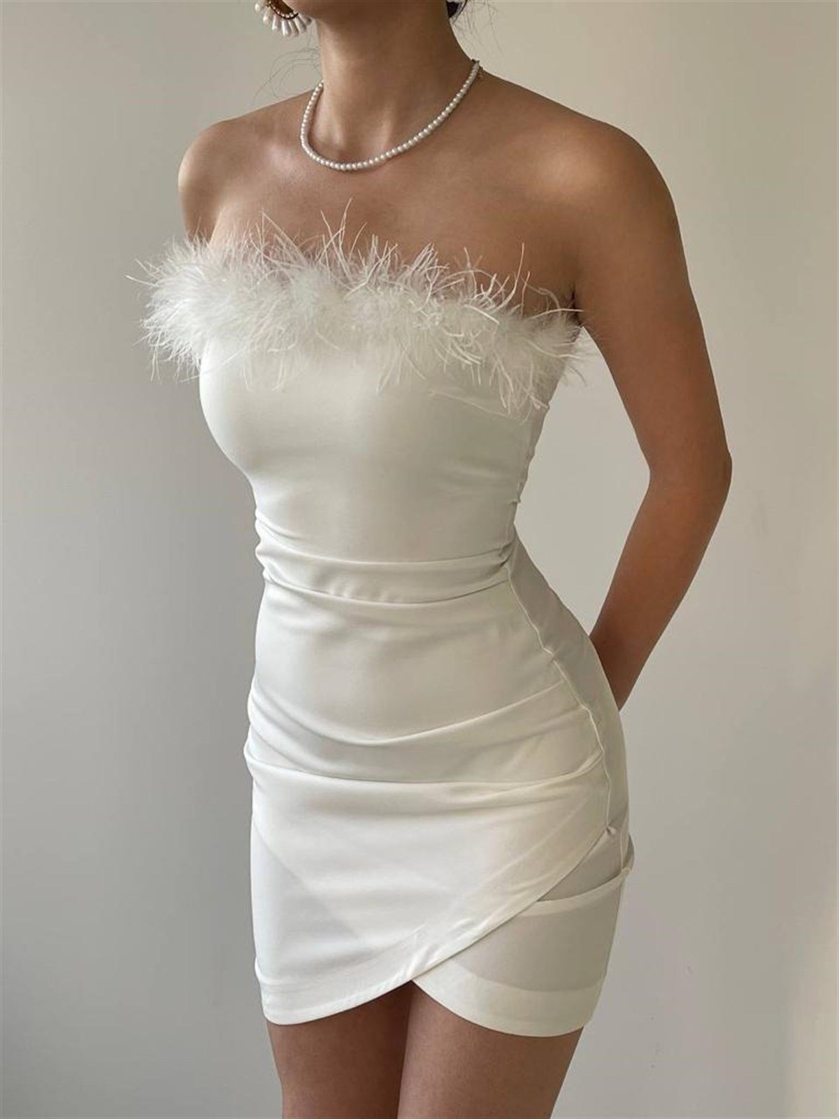 Yakası Tüylü Straplez Mini Elbise - Beyaz