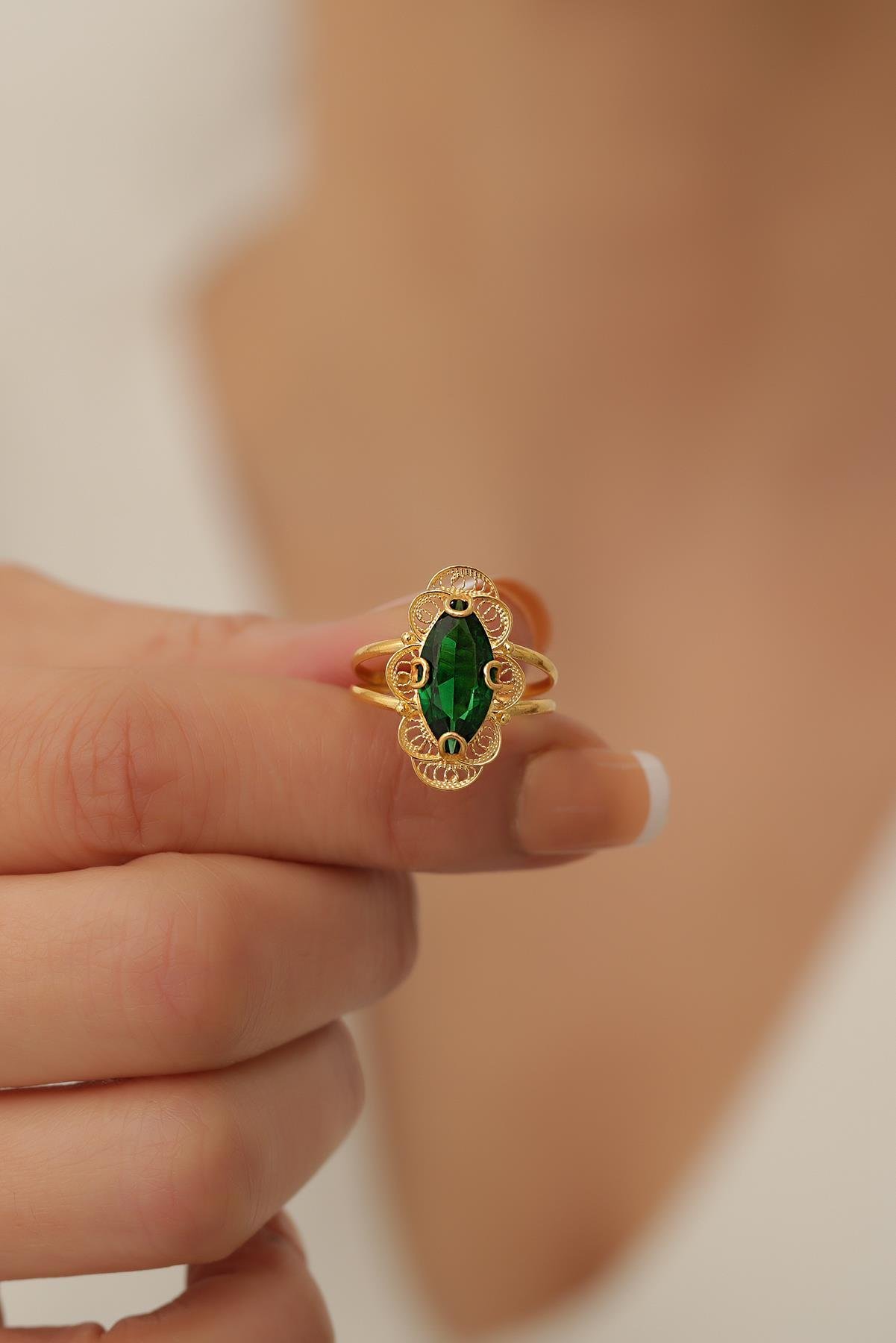 14K Solid Gold Emerald Shuttle Ring