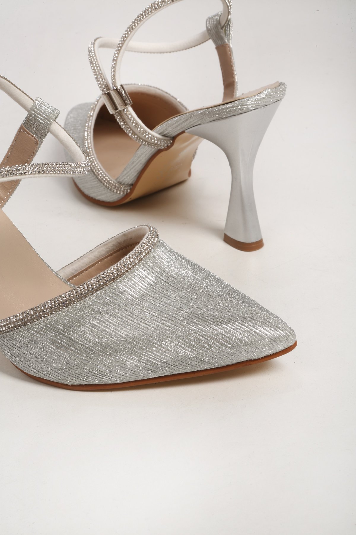 Kadın Avril Gümüş Simli Taşlı Topuklu Ayakkabı