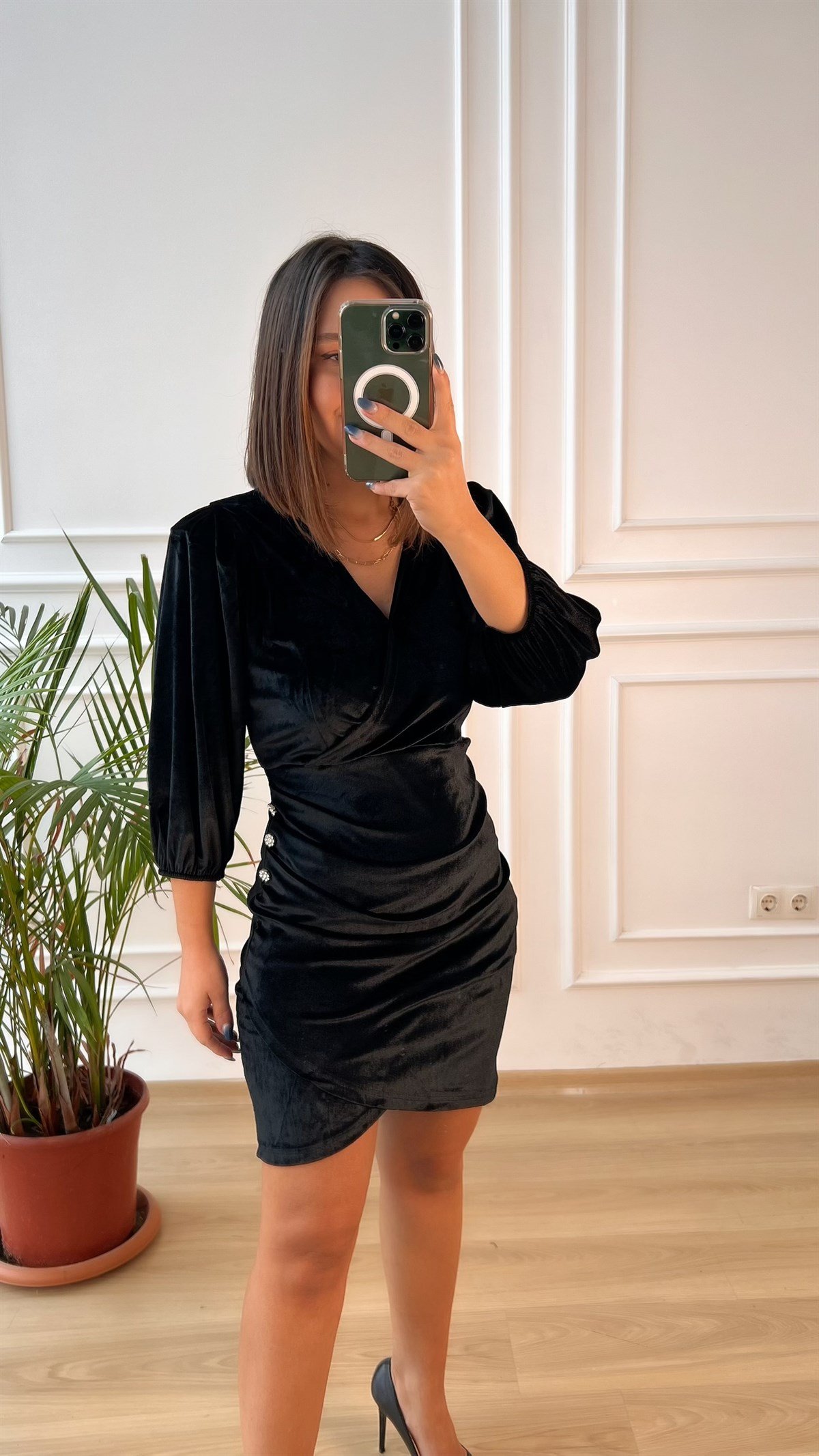 Siyah Taş Düğme Detaylı Kadife Elbise - Kübra Özbey