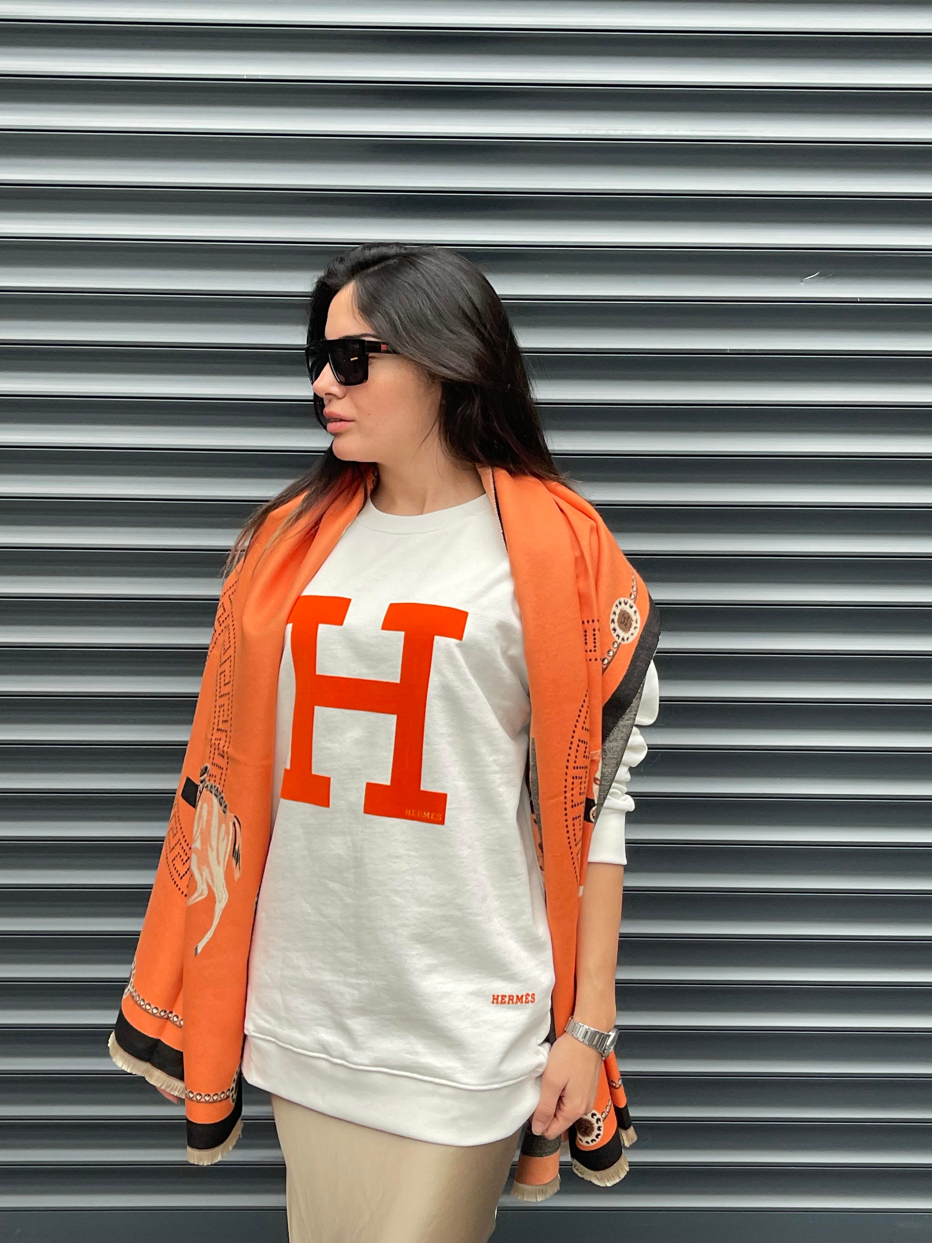 HERMES SWEATSHIRT TURUNCU HERMES SWEATSHIRT TURUNCU YAZILI SWEATSHIRT NEW SEASON NEW SEASON SWEATSHIRT