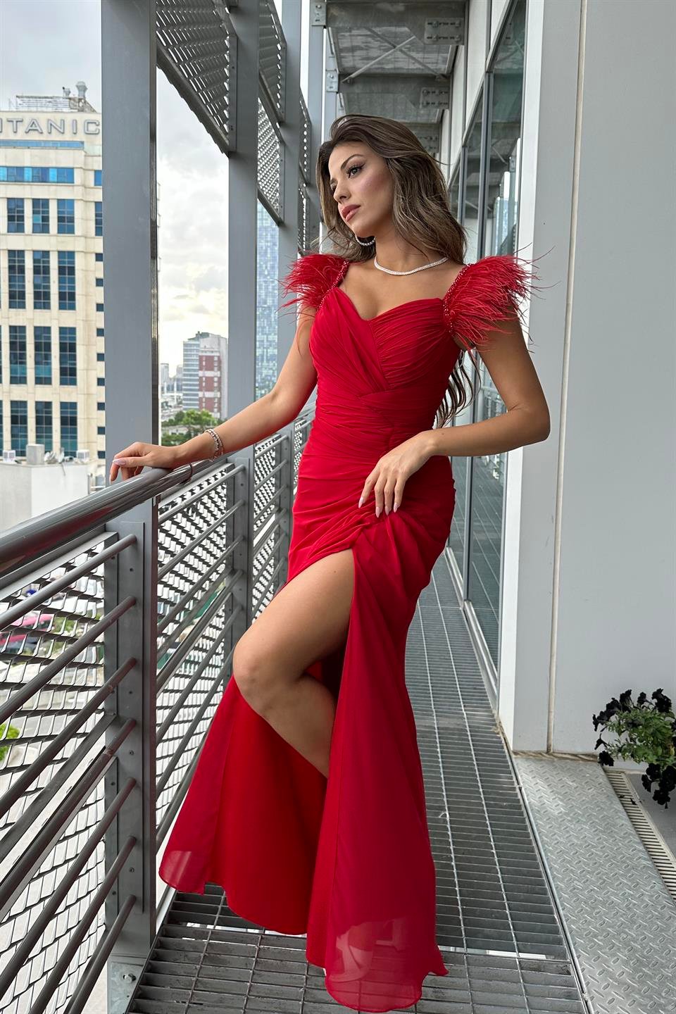 Omuz Tüy Detay Şifon Tasarım Abiye Elbise - Kırmızı