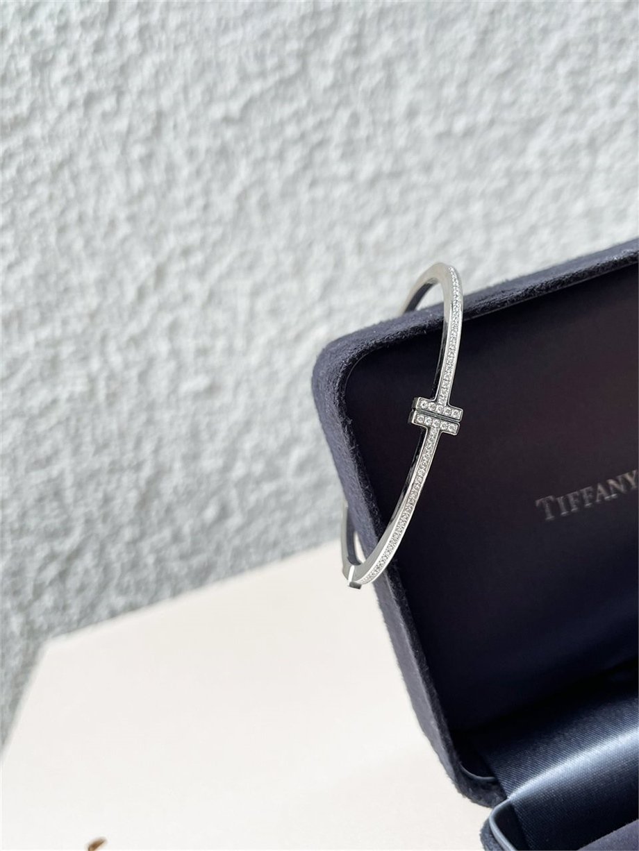 Tiffany T Diamond Hinged Wire Bangle in 18K White Gold Bilezik Gold Renk S  Beden