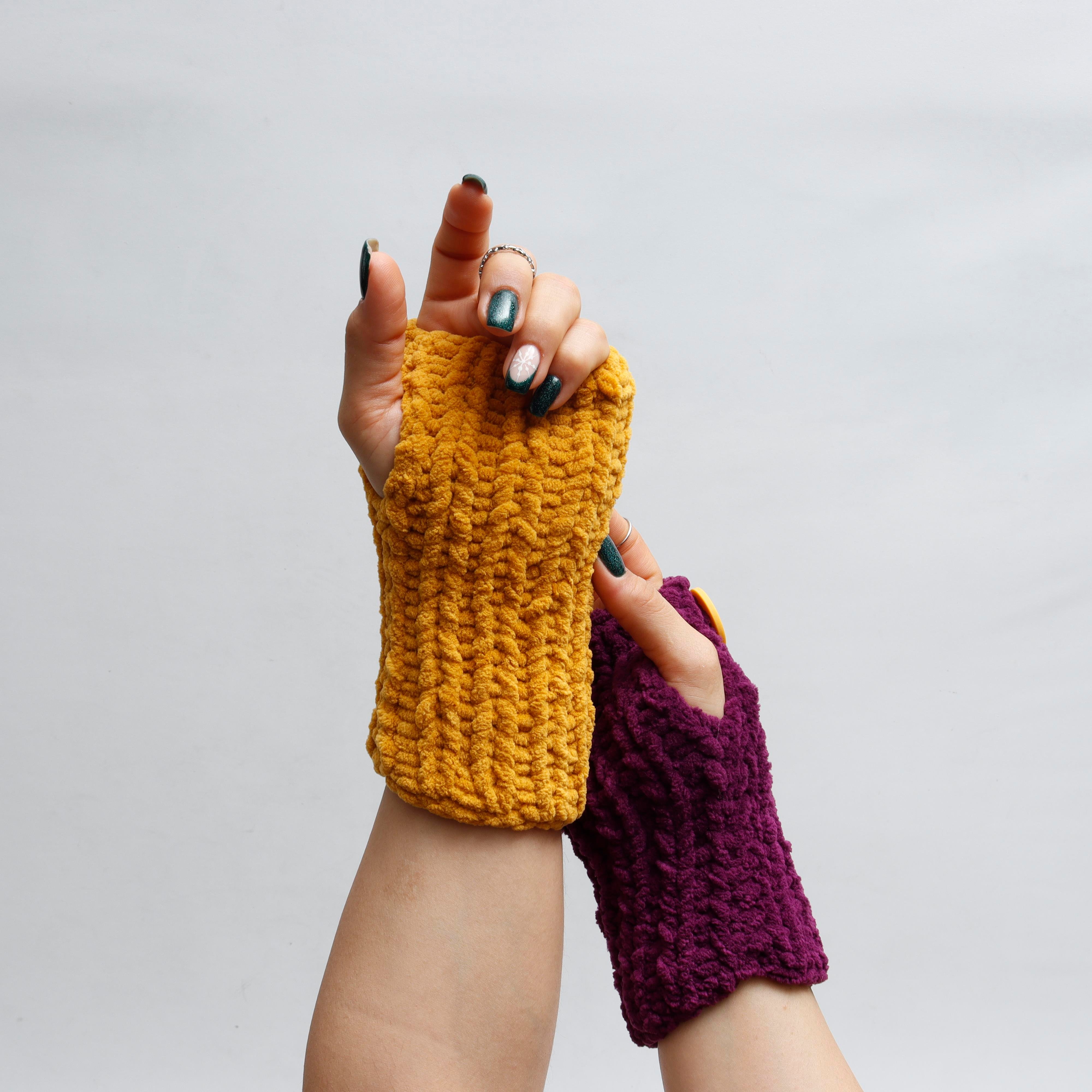 Whoissshe.com'da el yapımı örgü parmaksız eldivenler bulabilirsin. Soğuk  havalarda ellerini korurken şık görünmek isteyenler için ideal bir seçenek