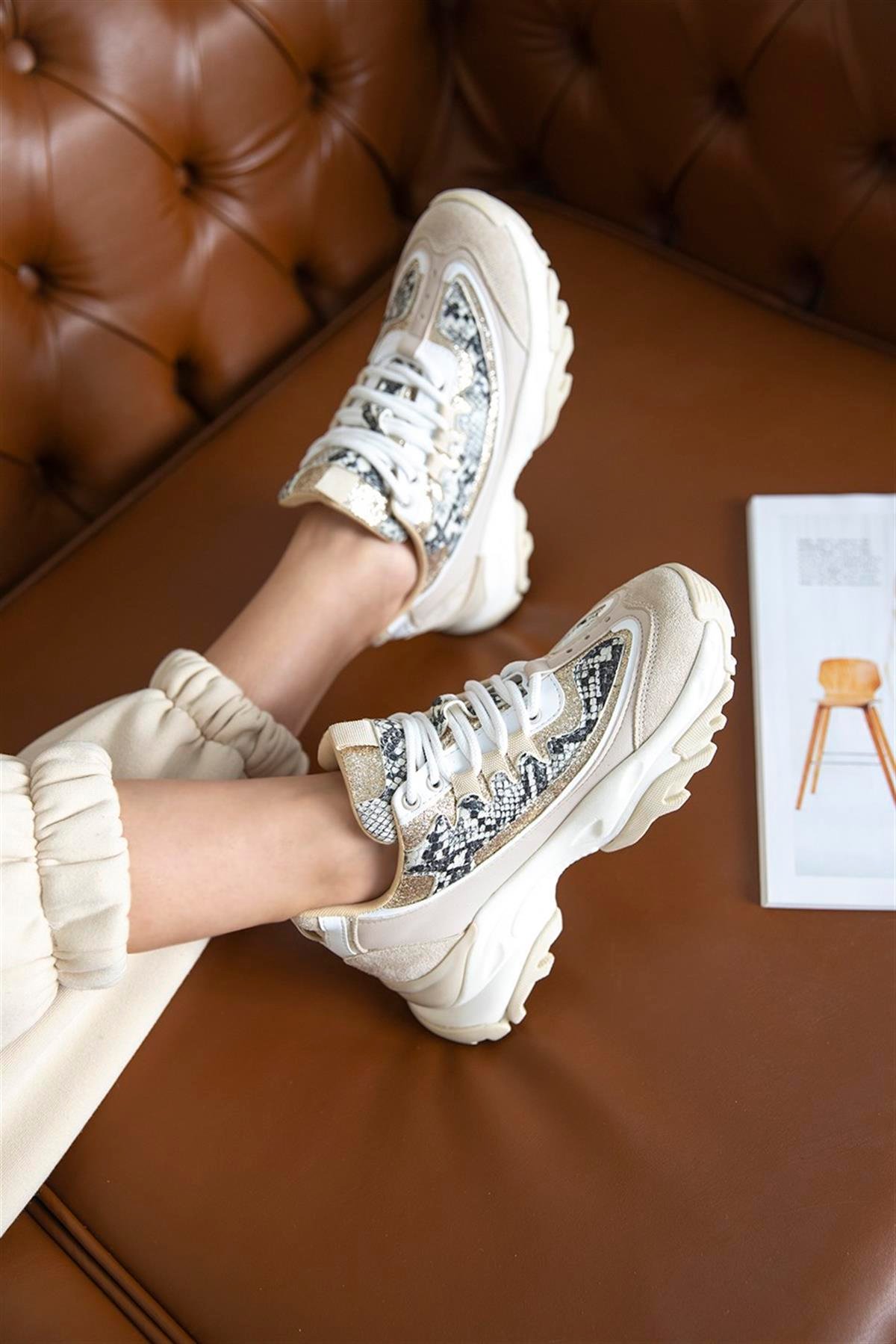 Elly-Bej Beyaz Desenli Bağcıklı Kalın Taban Kadın Spor Ayakkabı