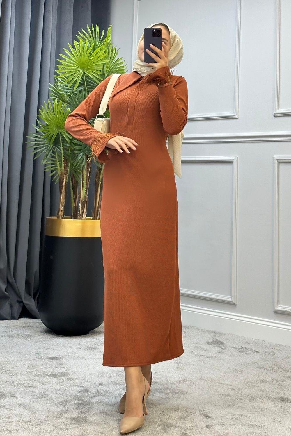 Kolu Tüylü Triko Elbise Kahverengi – Şule Giyim | Tesettür Giyim