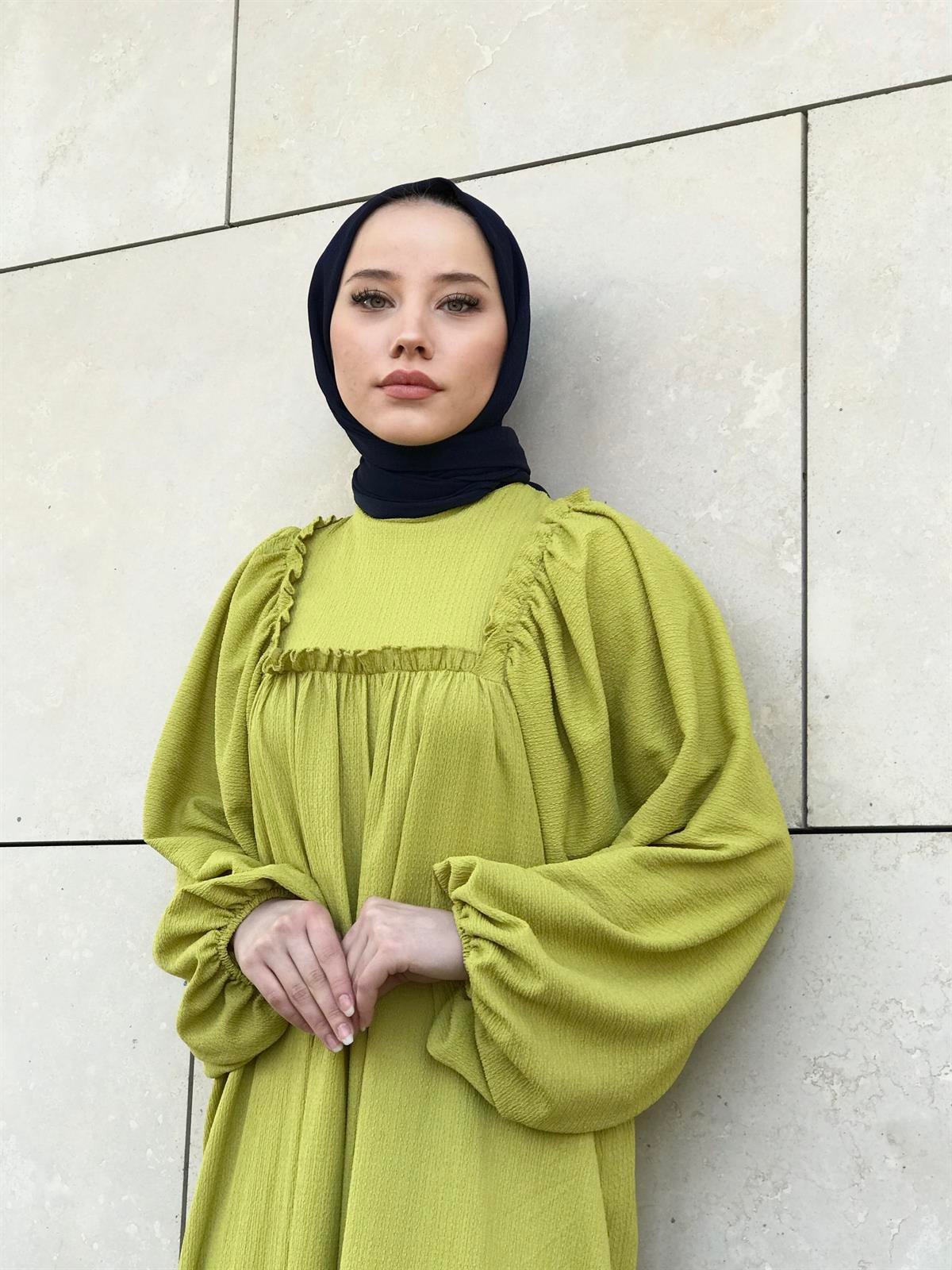 Merven Akyüz | Tesettür Giyim | Geniş Balon Kol Yakası Mini Fırfırlı Tesettür  Elbise Yağ Yeşili