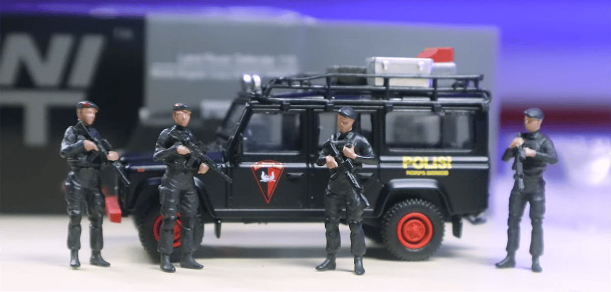 Preorder] Street Weapon 1:64 Land Rover Defender Tomb Raider