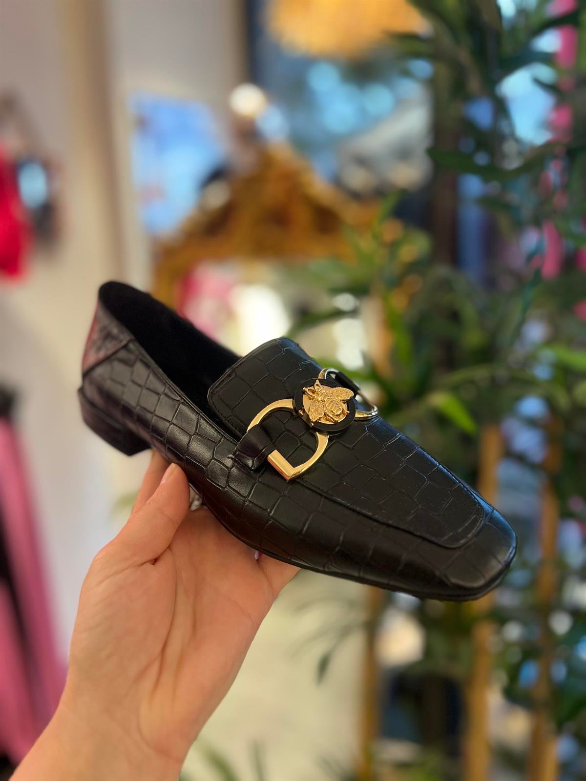 Siyah Tasarım Gold Aksesuarlı Babet Ayakkabı