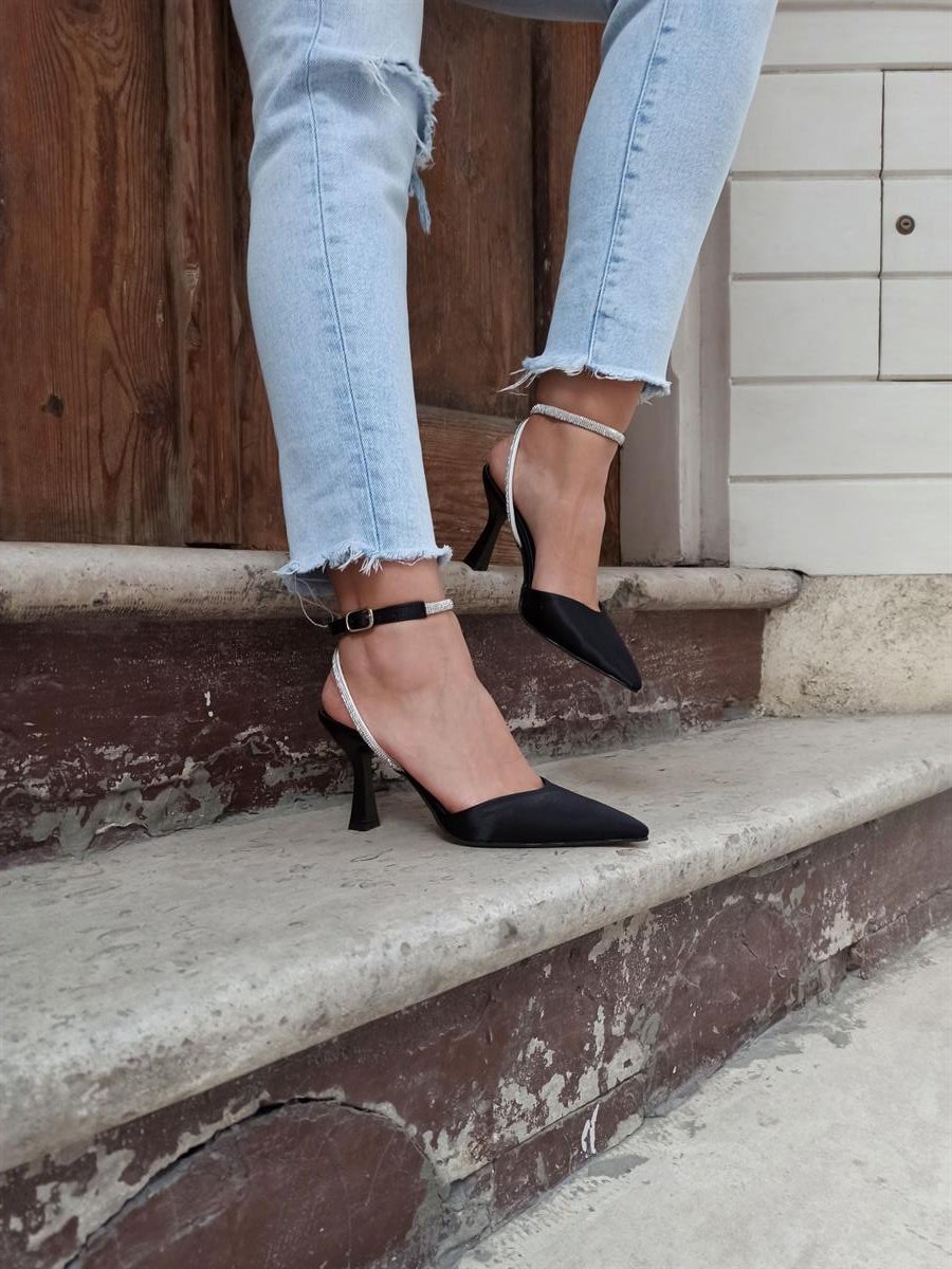 Siyah Saten 8 cm Taşlı Bağcıklı Dolamalı Kadın Topuklu Ayakkabı