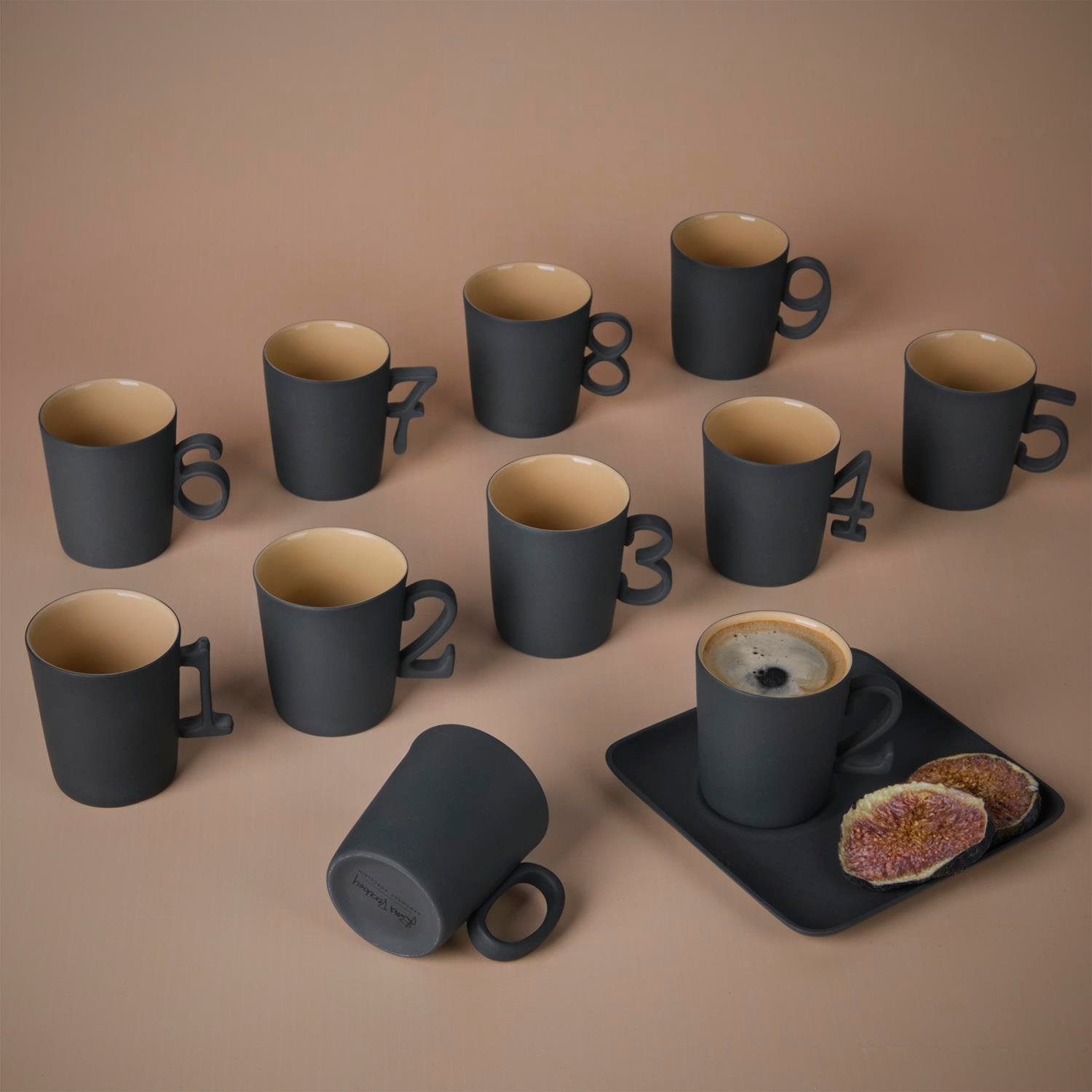 Figürlü 2'li Tabaklı 2&4 Kulplu Kahve Fincan Takımı Siyah-Siyah&Saman -  Esma Dereboy