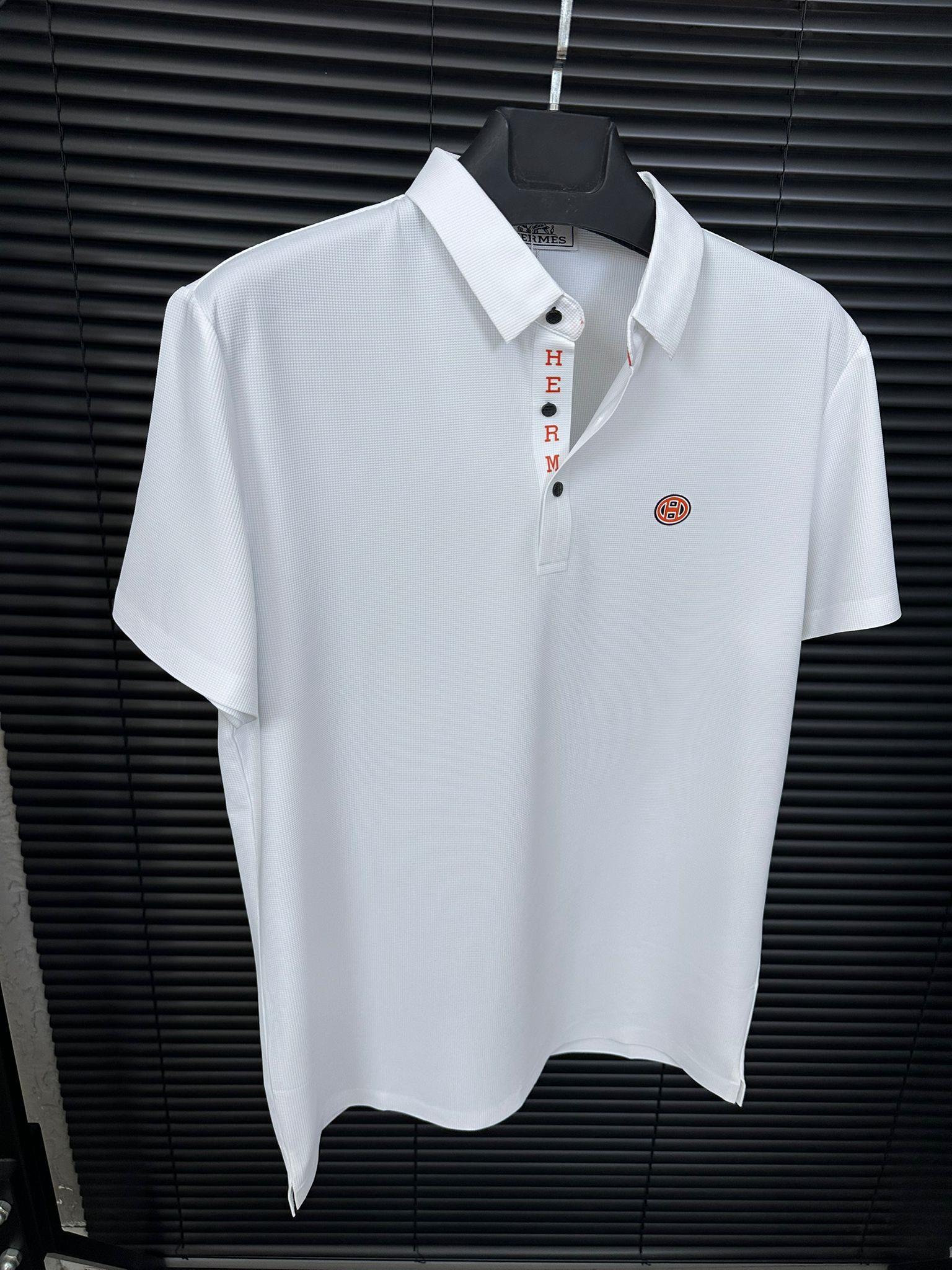 Kabartma Logolu Düğme Detaylı Yakalı T-Shirt