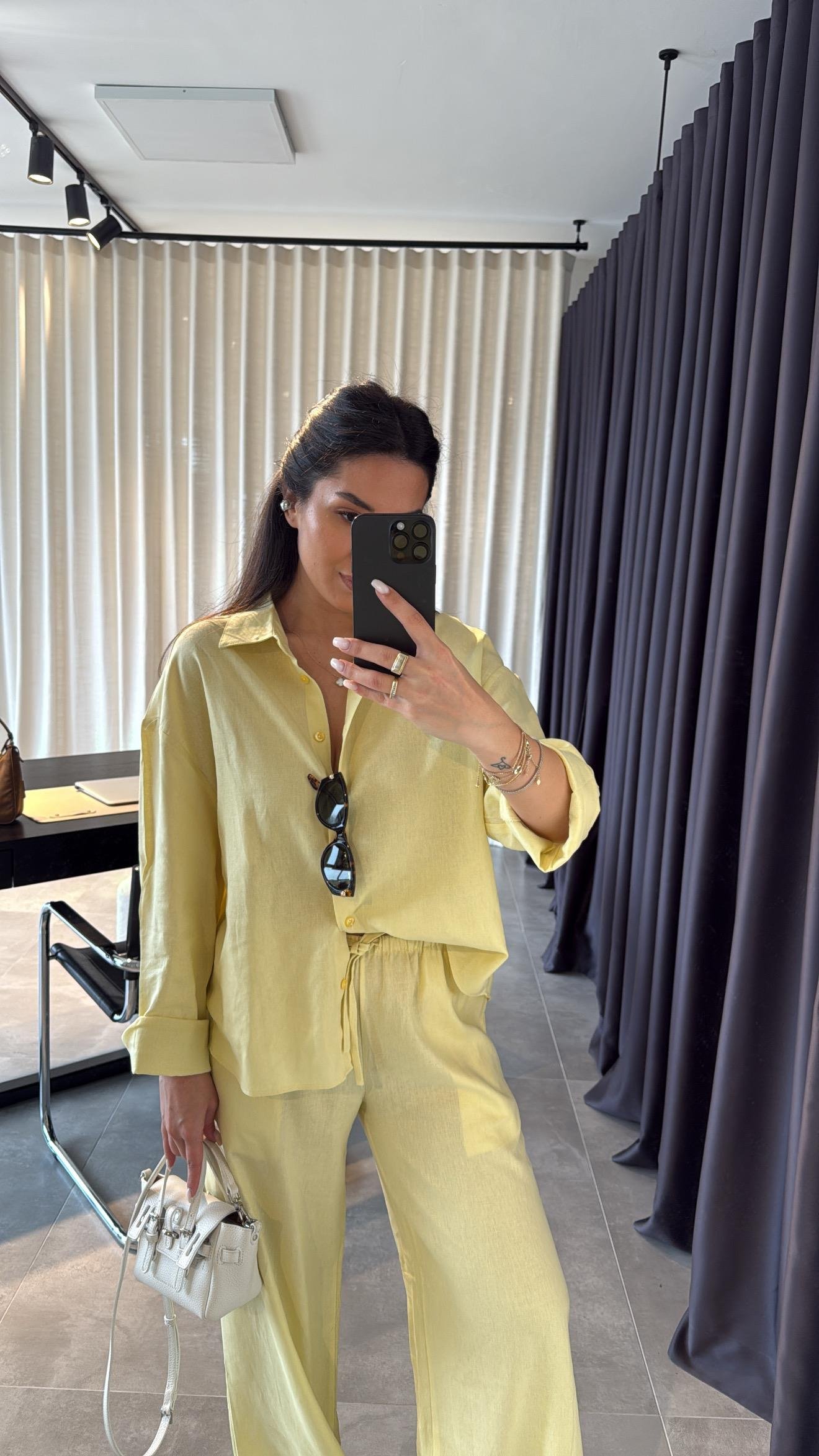 Yalangoch Playboy yulduzlari Qiz va qiz bir-birini yechintirib