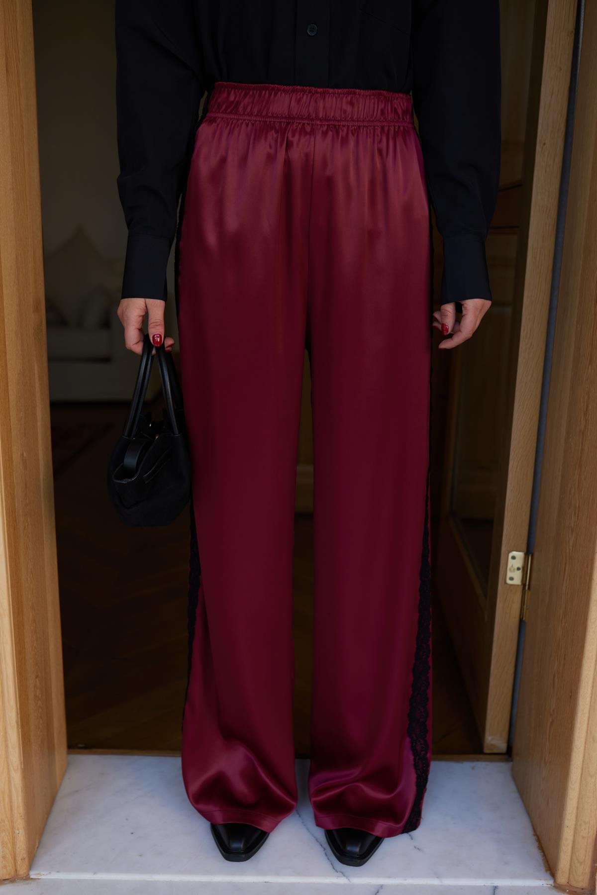 Bordo Yanları Dantel Detaylı Saten Pantolon