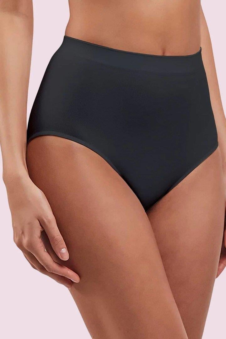 Qrim gozalliklari jinsiy aloqa Uch erkak bir qizni erkalayapti