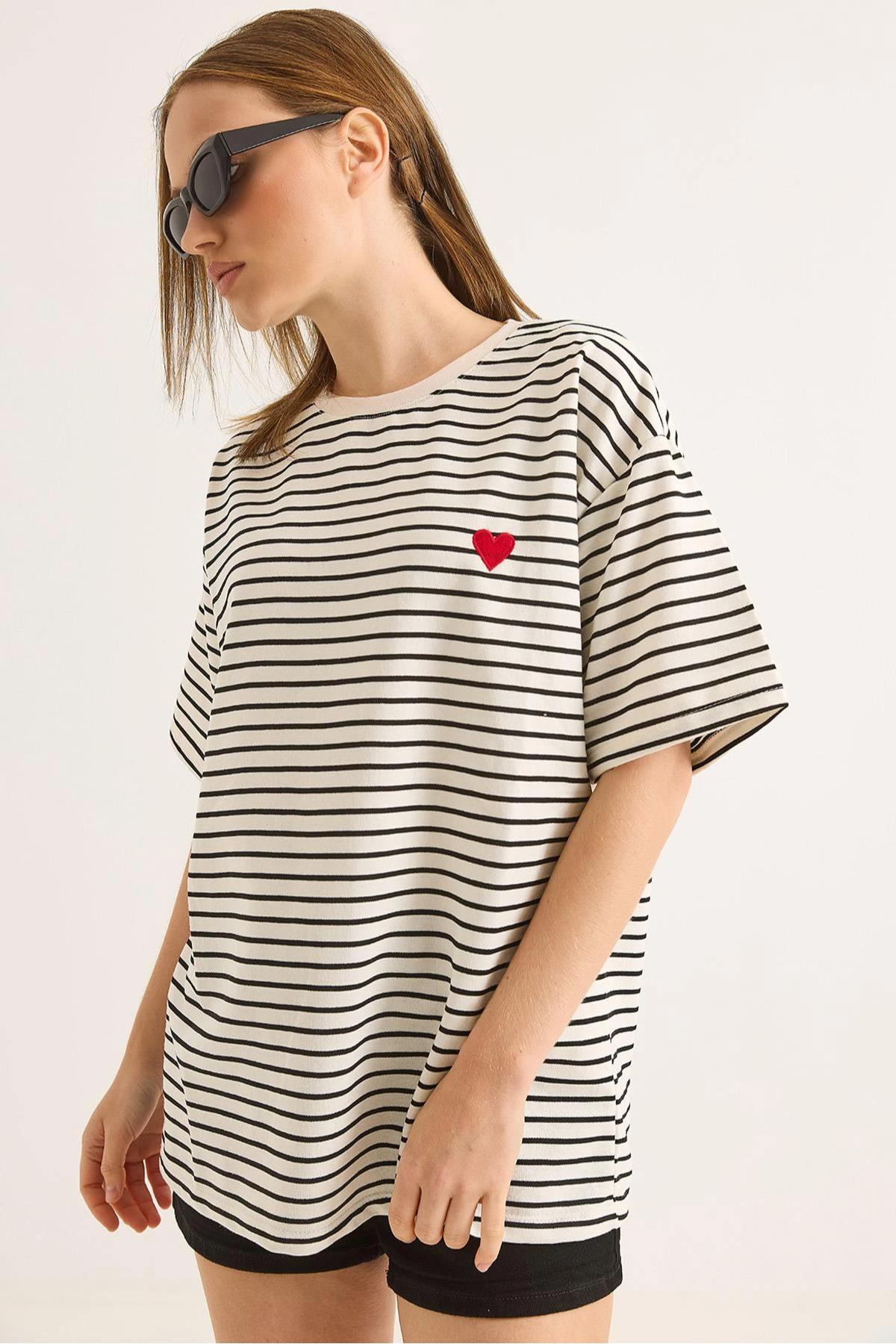Kalp İşlemeli Çizgili Oversize Tshirt
