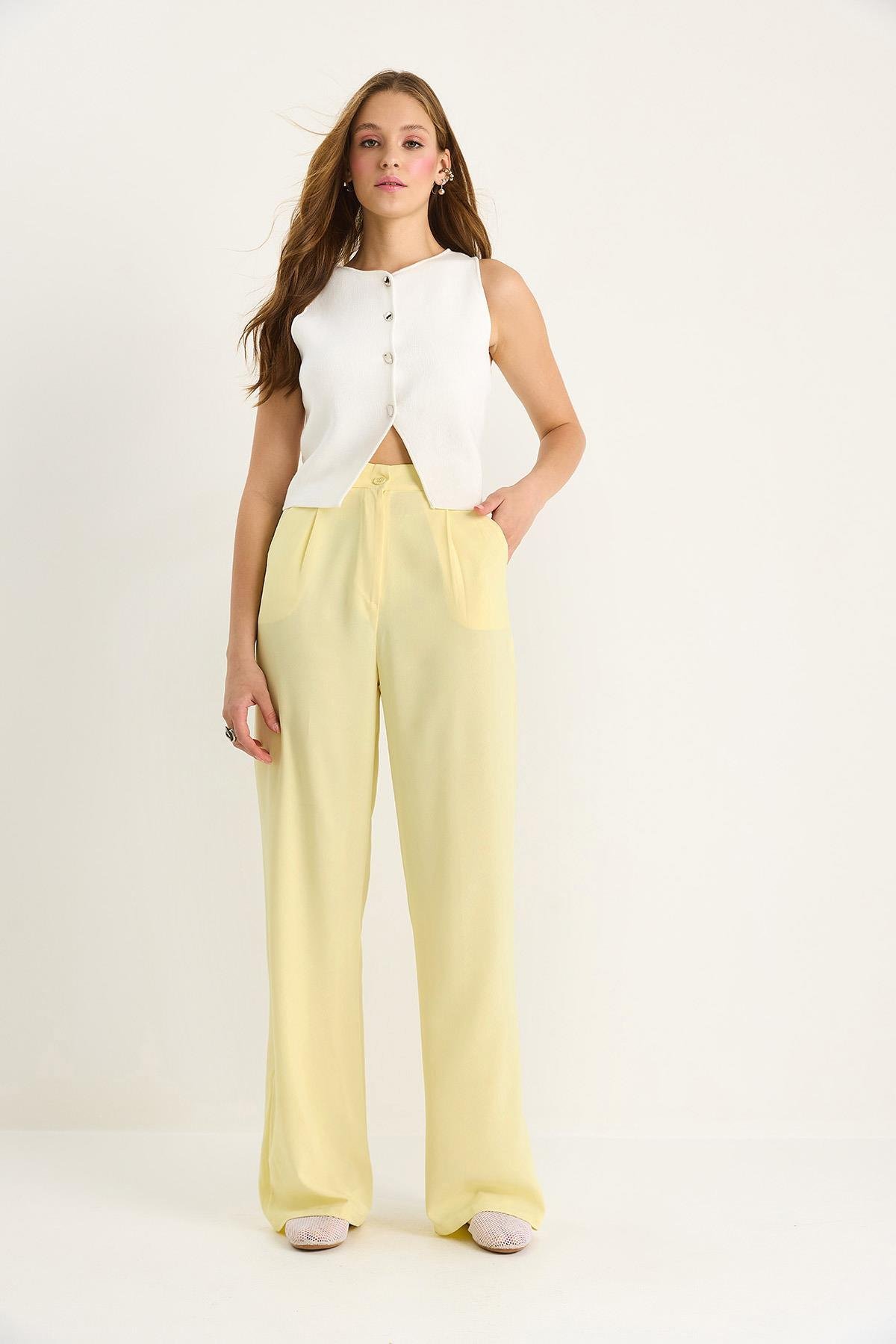 Qizlar turli xil narsalar va sabzavotlar bilan onanizm qiladi (video)