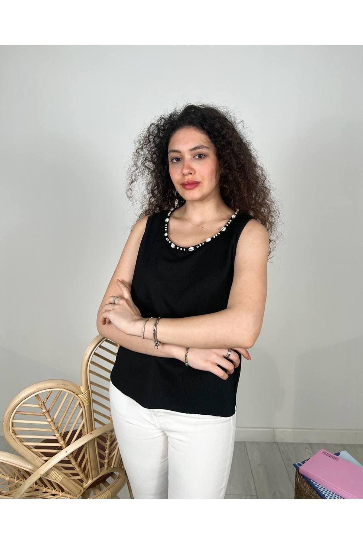 Yakası taş detaylı kalın askılı bluz - Siyah 