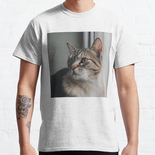 Unisex Beautiful Tabby Cat Looking Away. Cute Kitty Cat Lover Gifts Baskılı T-Shirt (Rahat Kalıp Tişört)