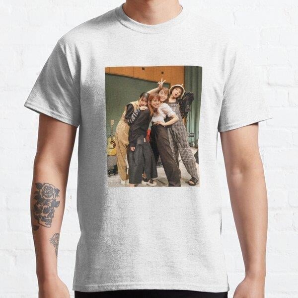 Unisex Hug and Pose - Scandal Band Baskılı T-Shirt (Rahat Kalıp Tişört)