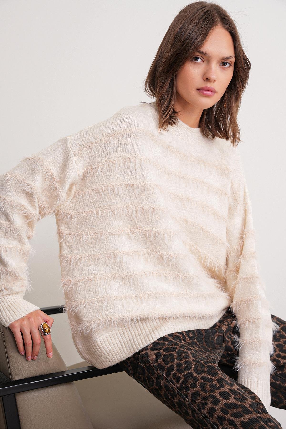 6926 Kadın Sakallı Çizgili Triko Kazak Naturel | Mixray.com