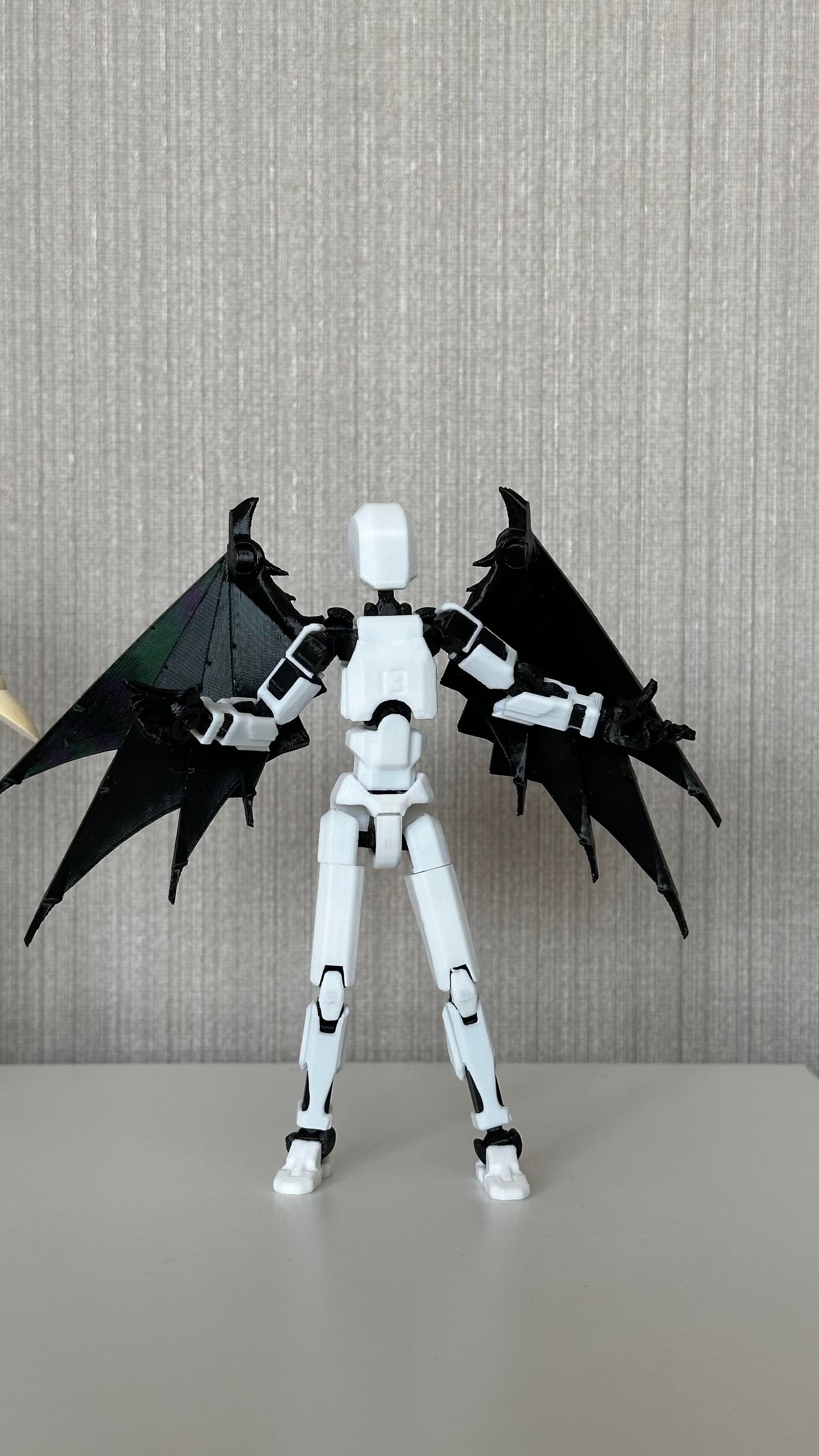 Lucky 13 Robot Figür 13cm Beyaz Siyah Ve Yarasa Kanat Seti