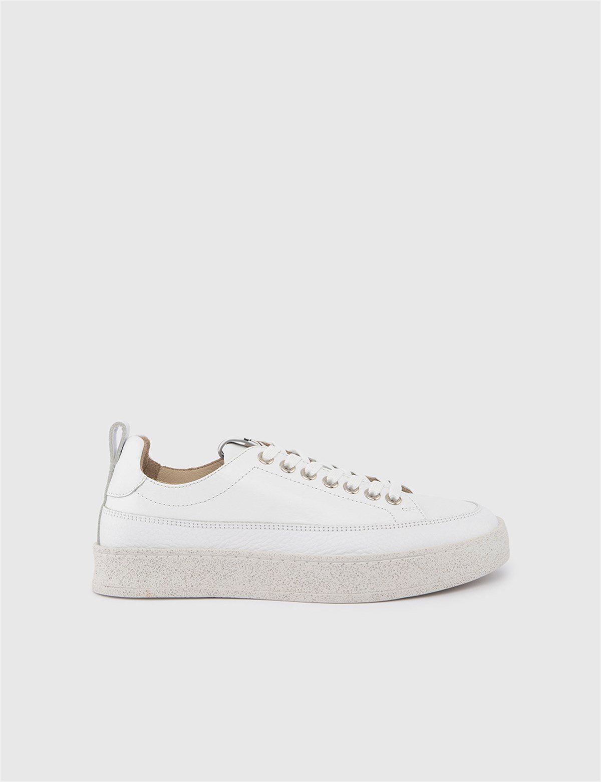 Beya sneaker deals