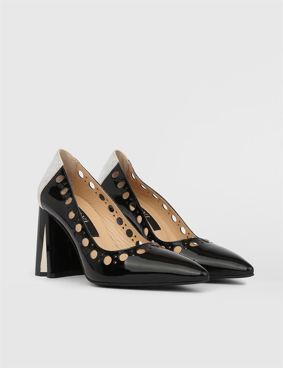 フラットシューズ Vittoria Black Patent 1980s 7 1/2 Black Patent Leather Peep Toe Heels With Gold