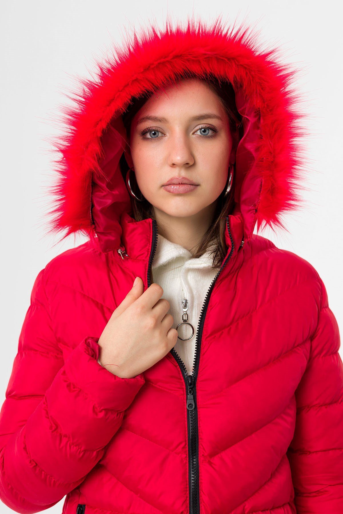 Kadın Kırmızı Kapşonlu Cebi Ve Önü Fermuarlı Şişme Mont - Butik Buruç